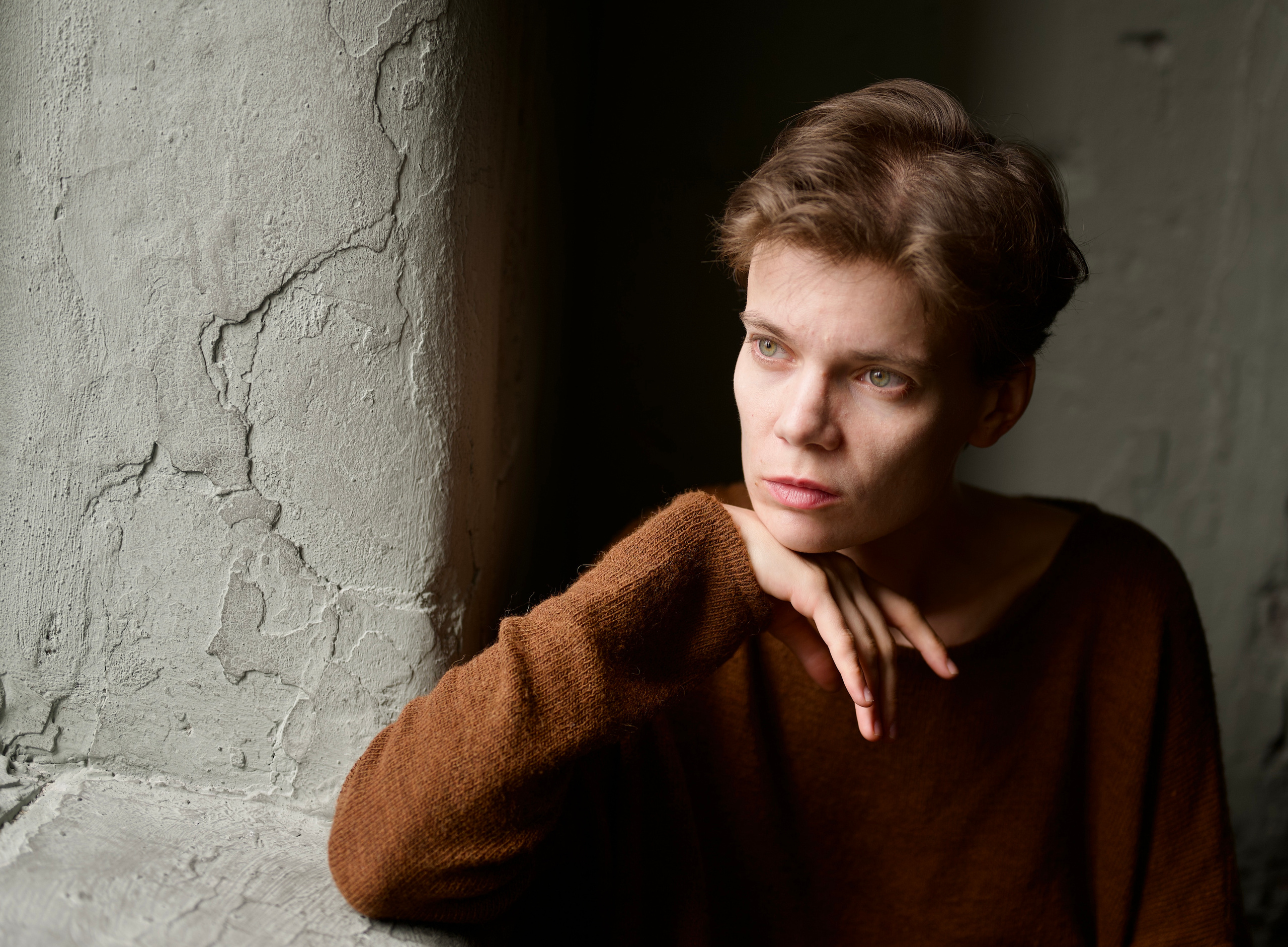 Фотосессия рук девушки в студии