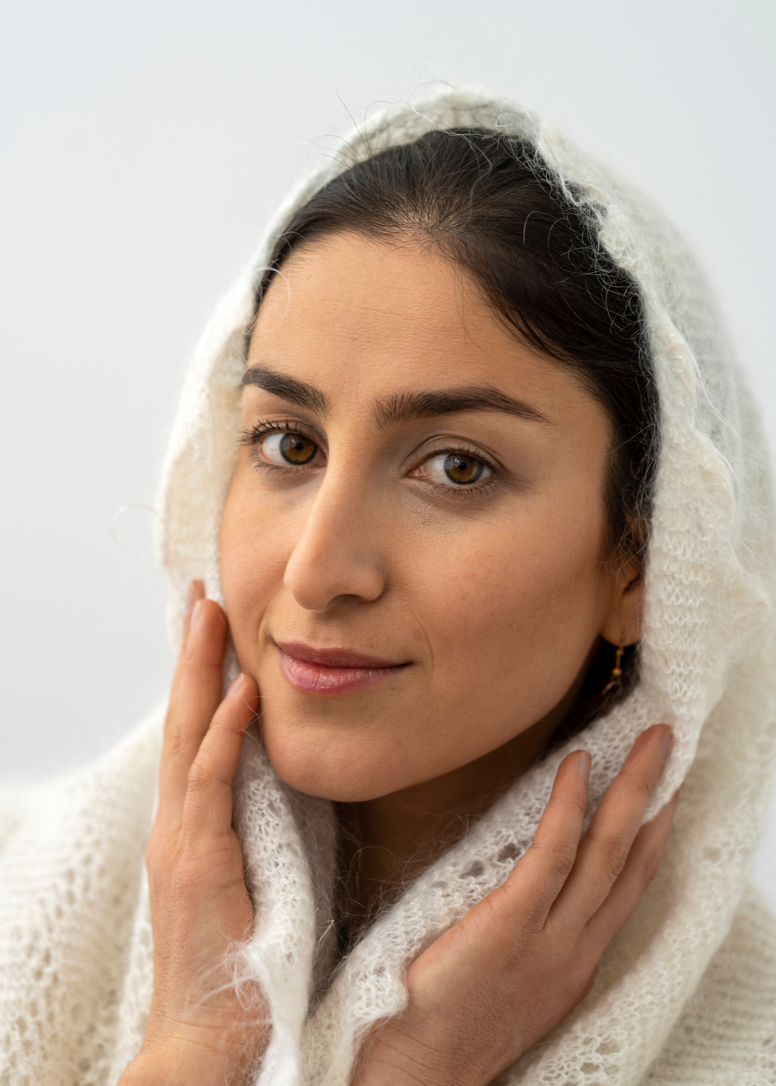 Портретная съёмка девушки в белой шали