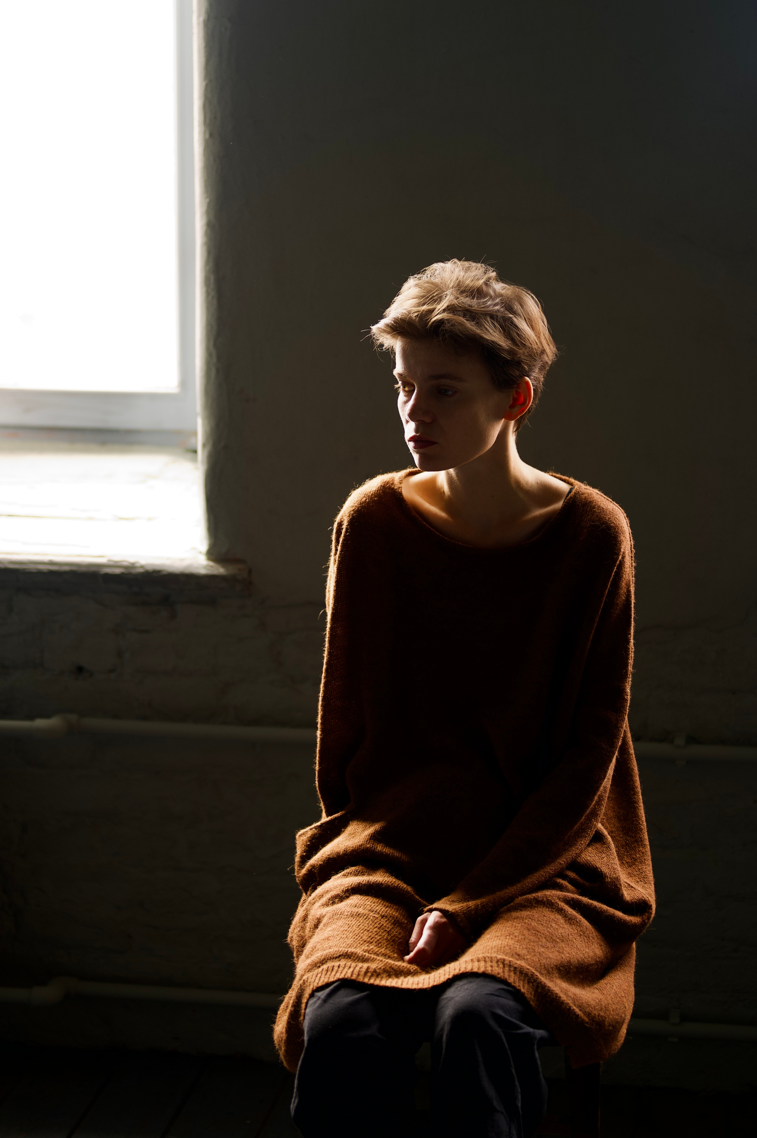 Фотосессия рук девушки в студии