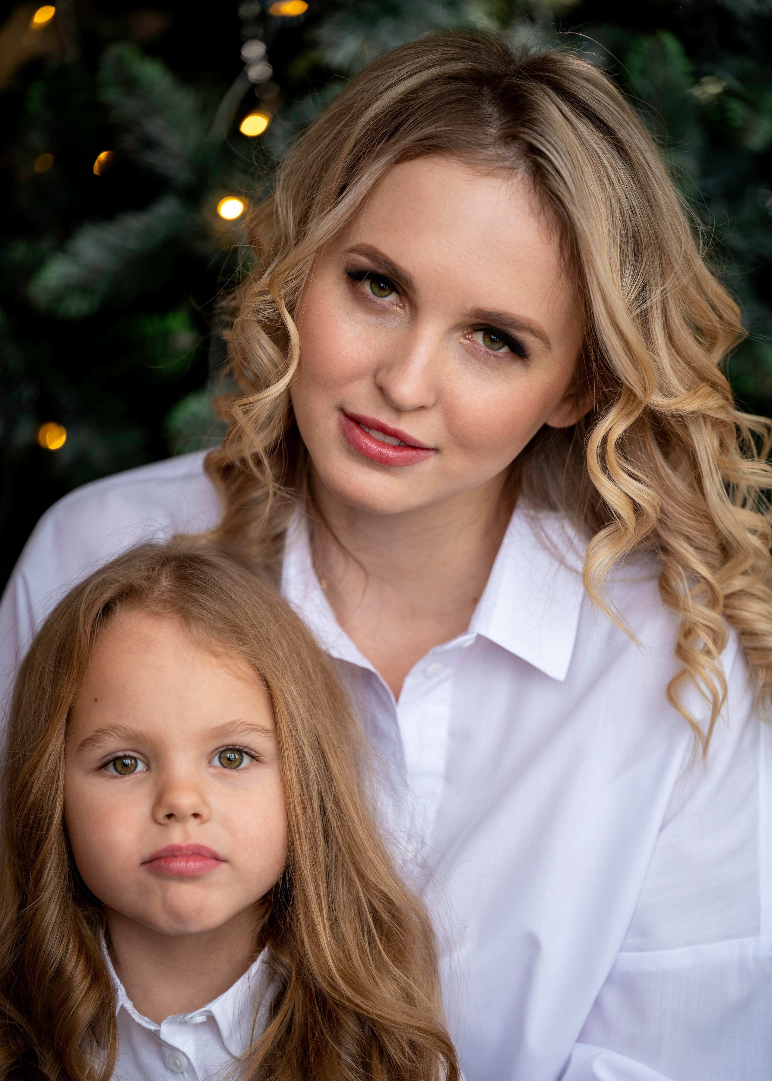 Семейная новогодняя фотосессия матери и дочери в студии