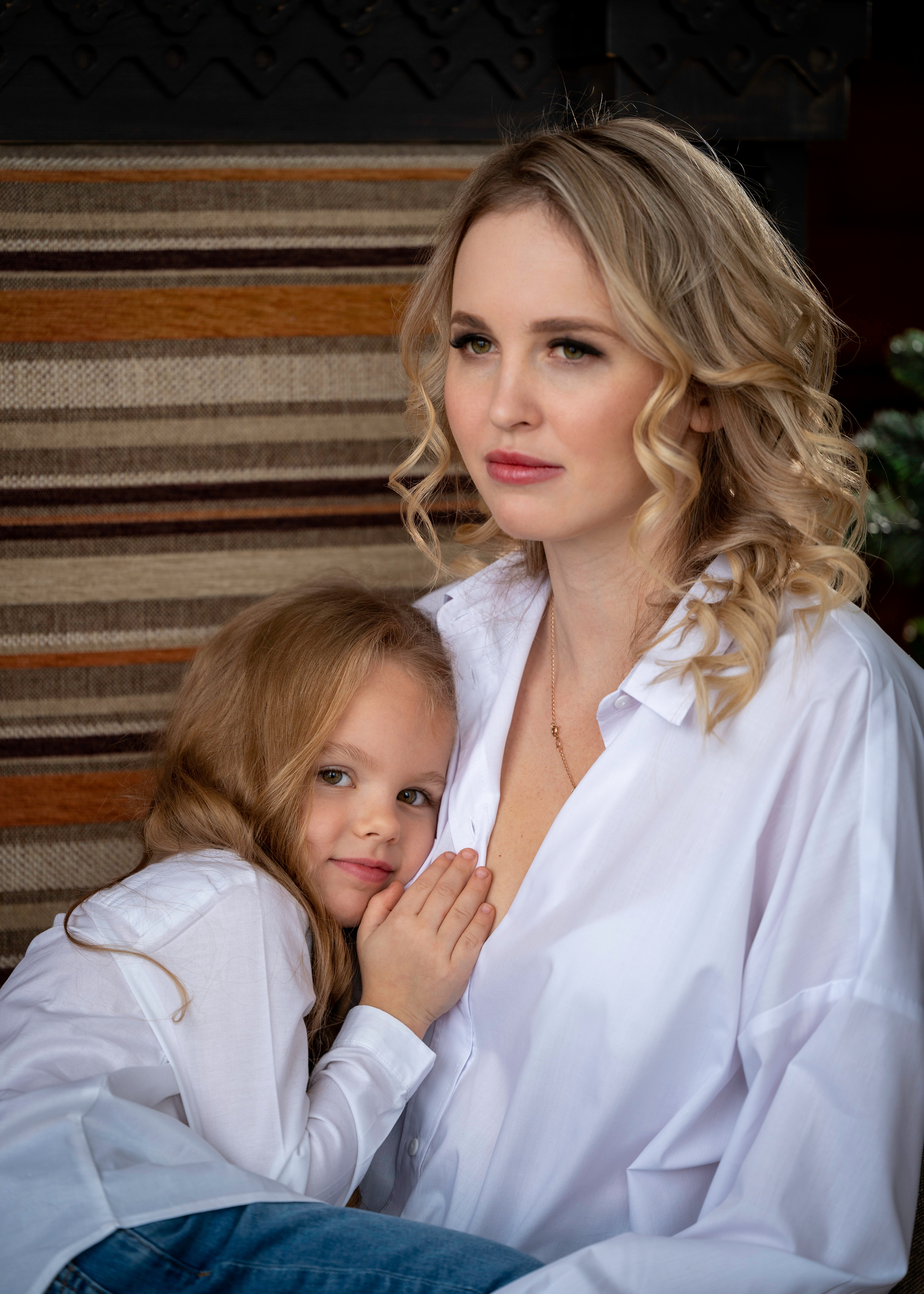 Семейная новогодняя фотосессия матери и дочери в студии