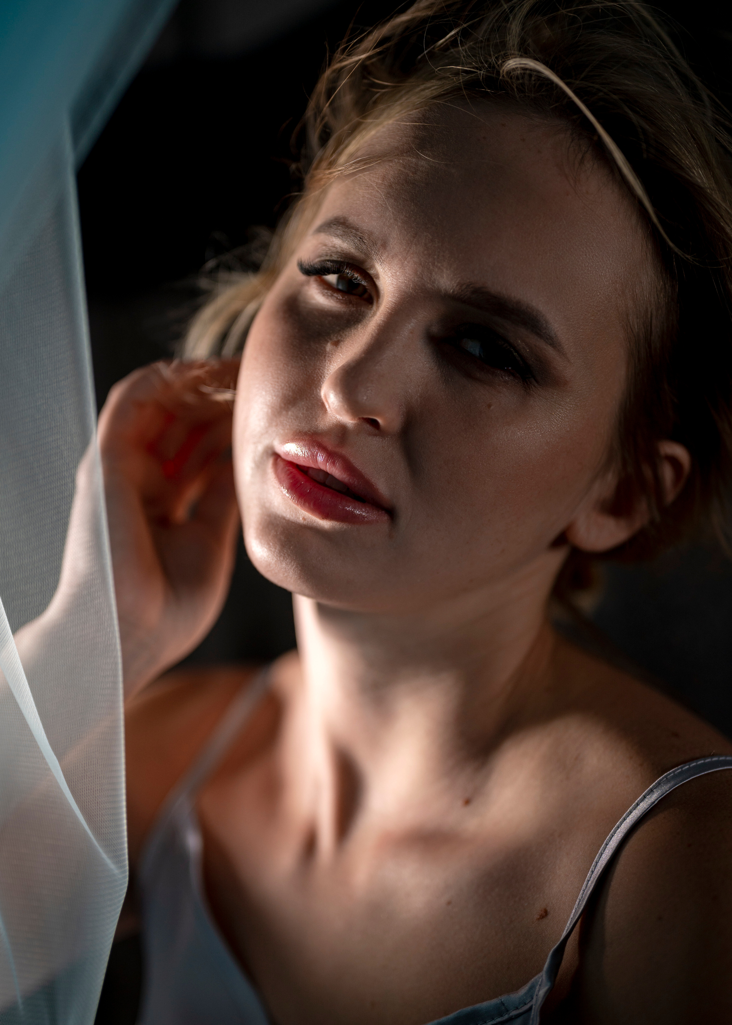 Портретная съёмка (фотосессия) девушки с воздушной тюлью