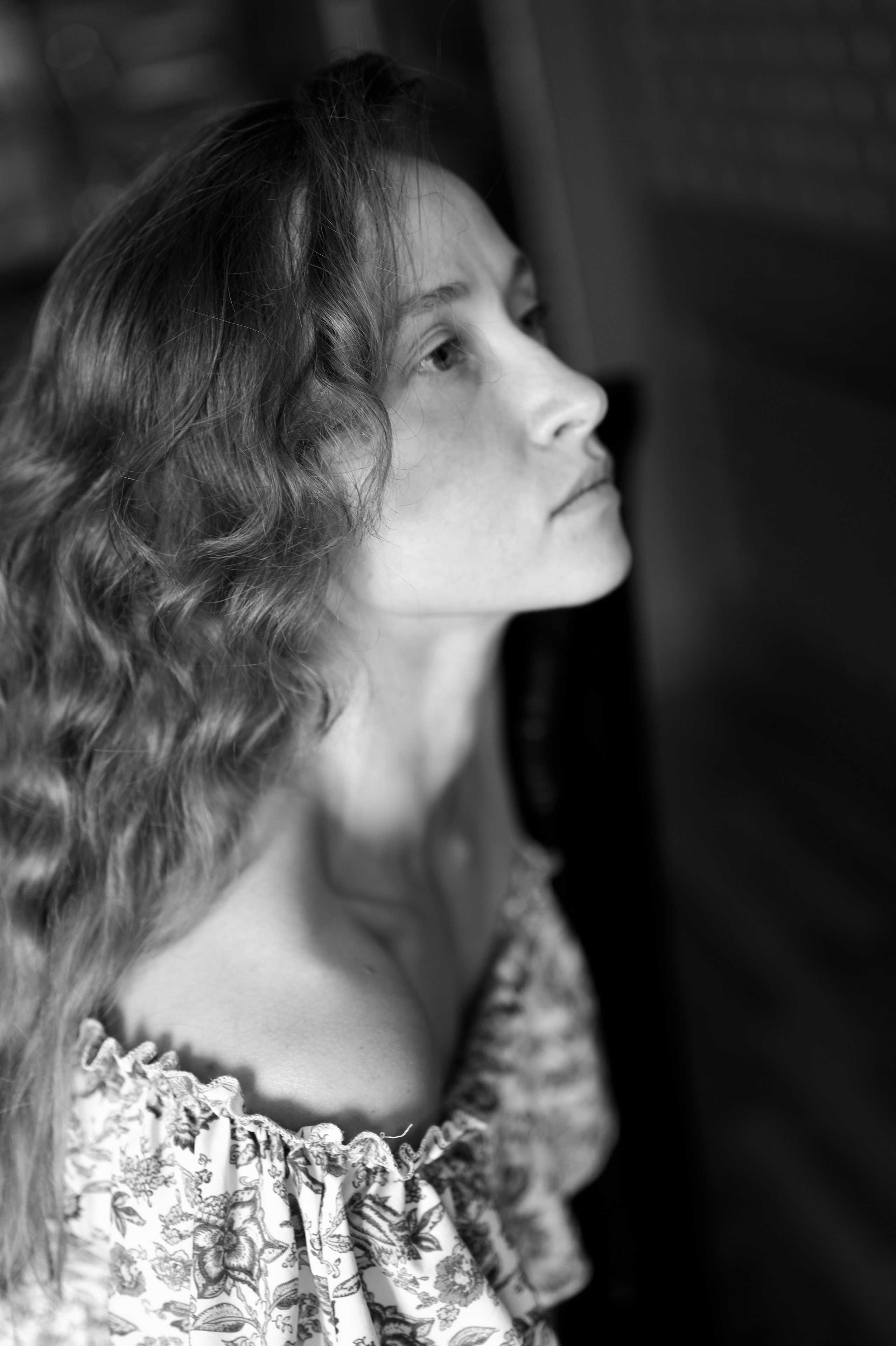 Фотосессия девушки с длинными волосами в студии