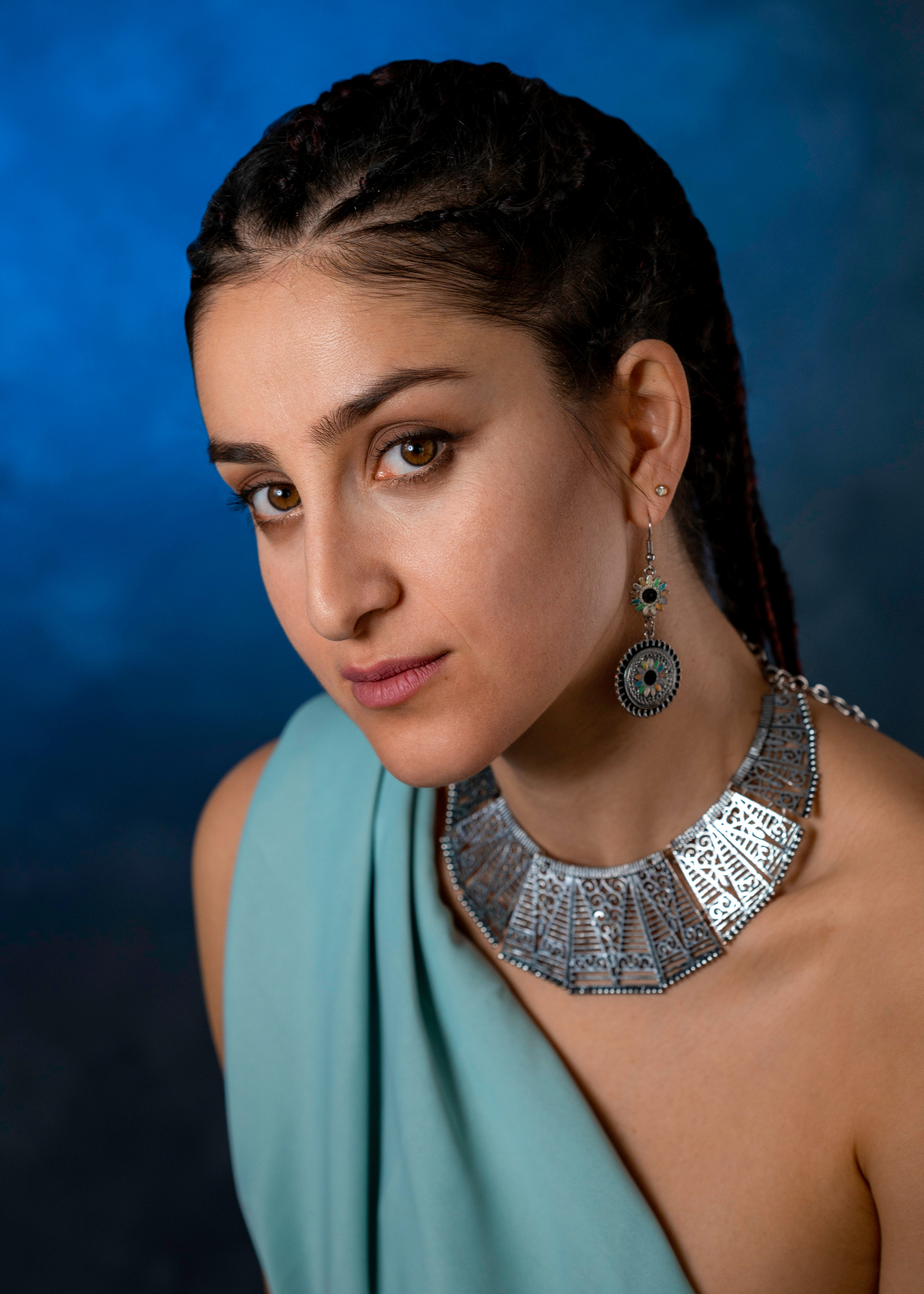 Художественная студийная съёмка девушки в образе царицы