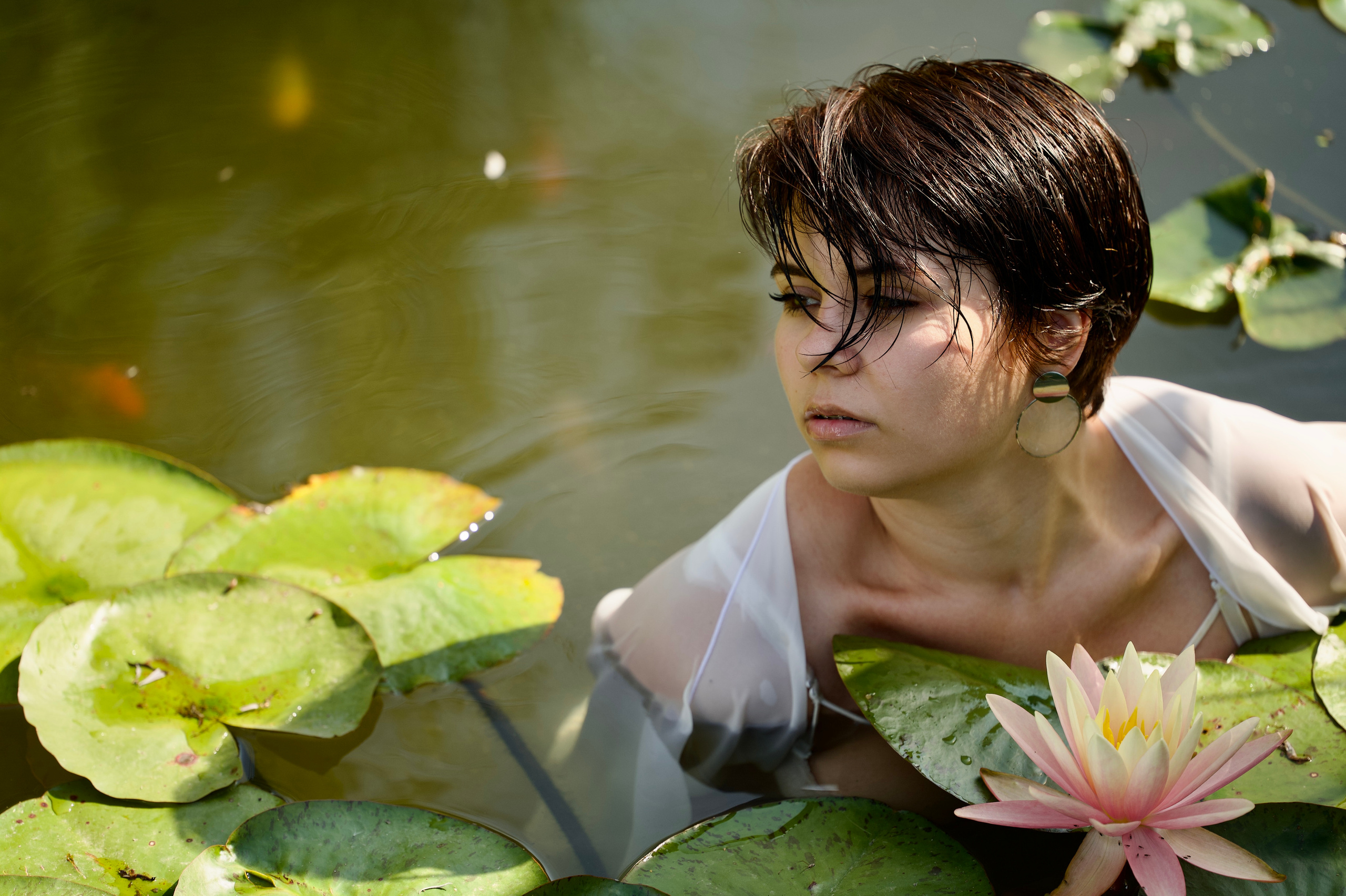 Фотосессия девушки на пруду среди нимфей