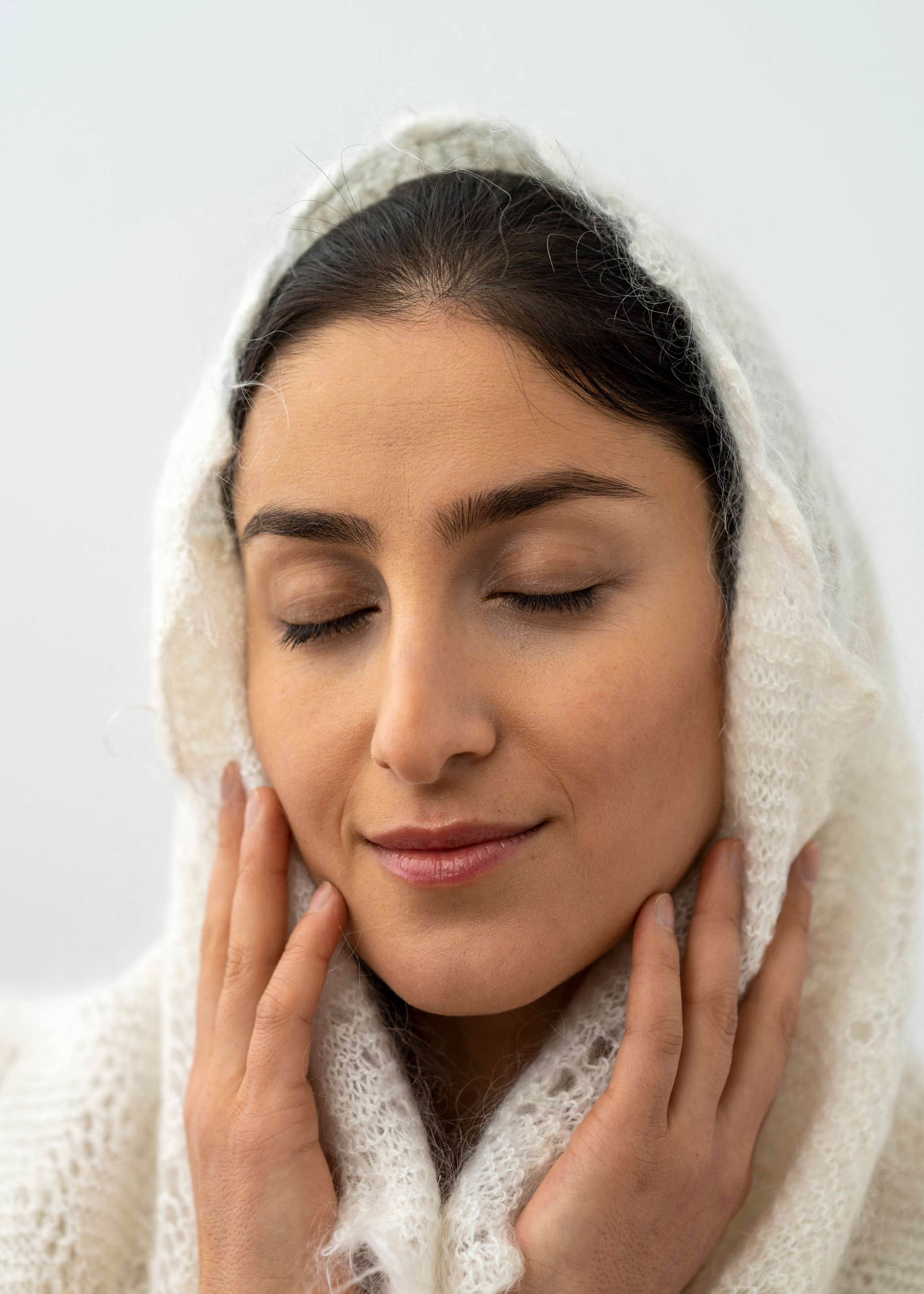 Портретная съёмка девушки в белой шали