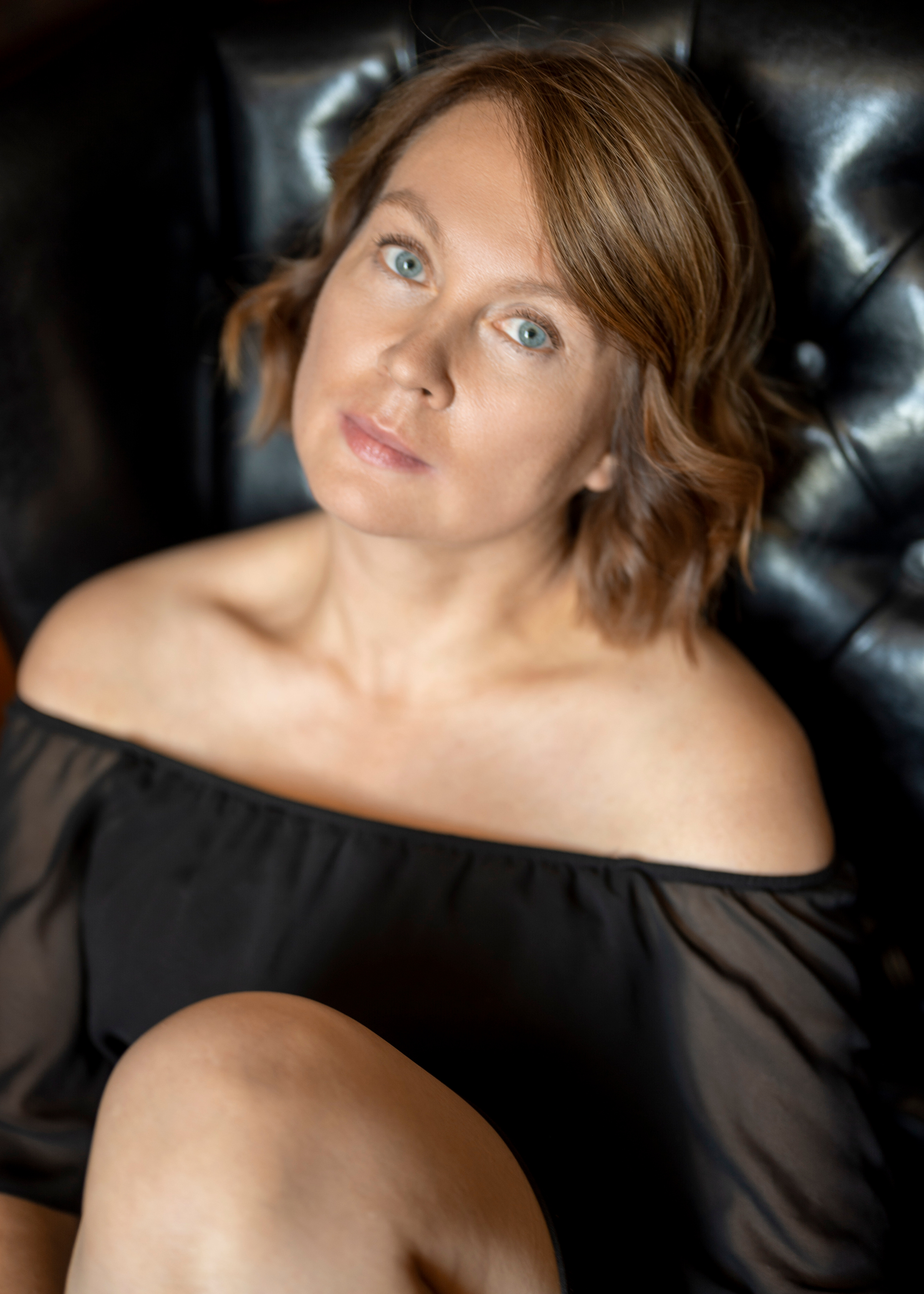 Портретная фотосессия женщины с глазами цвета моря