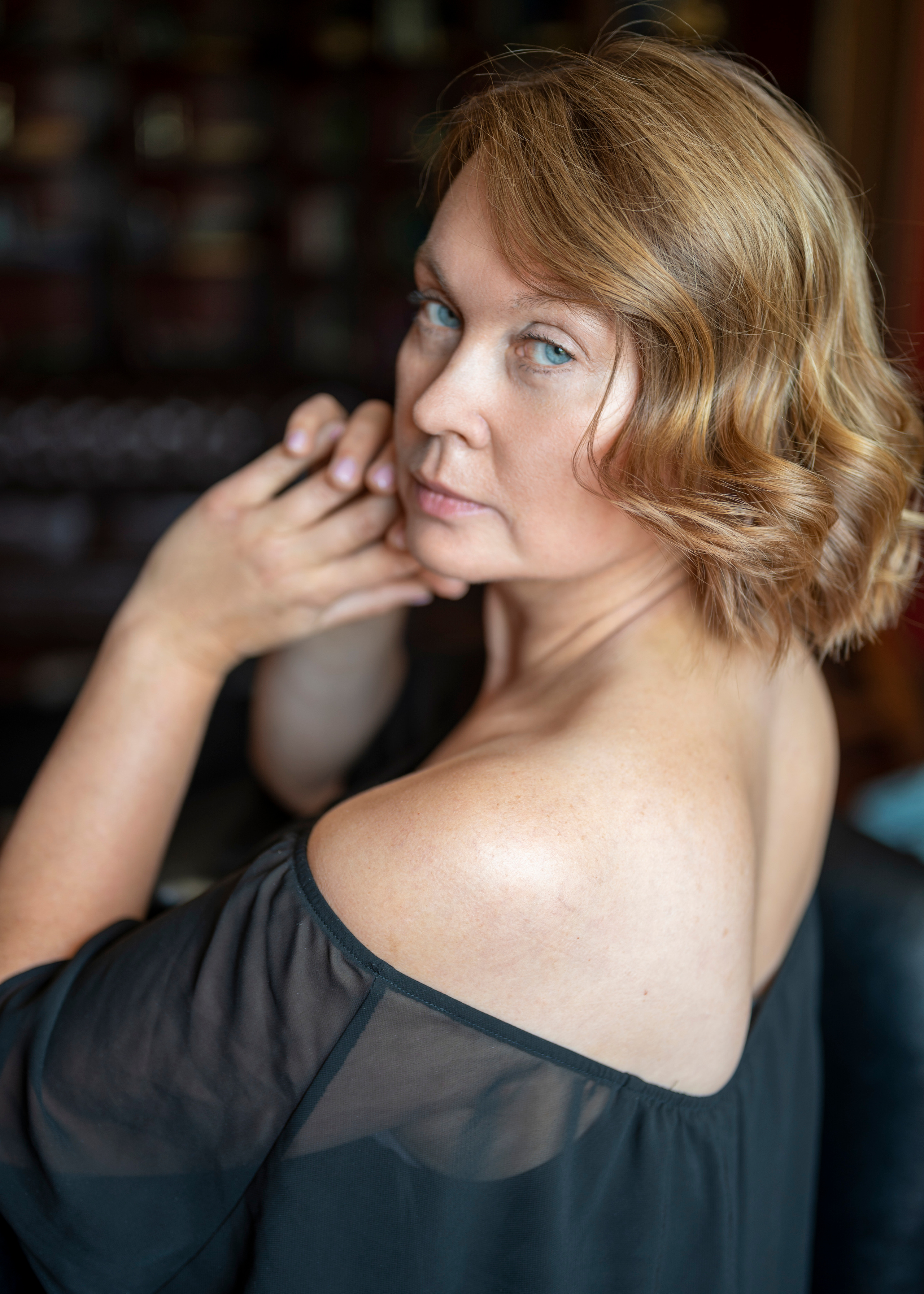 Портретная фотосессия женщины с глазами цвета моря