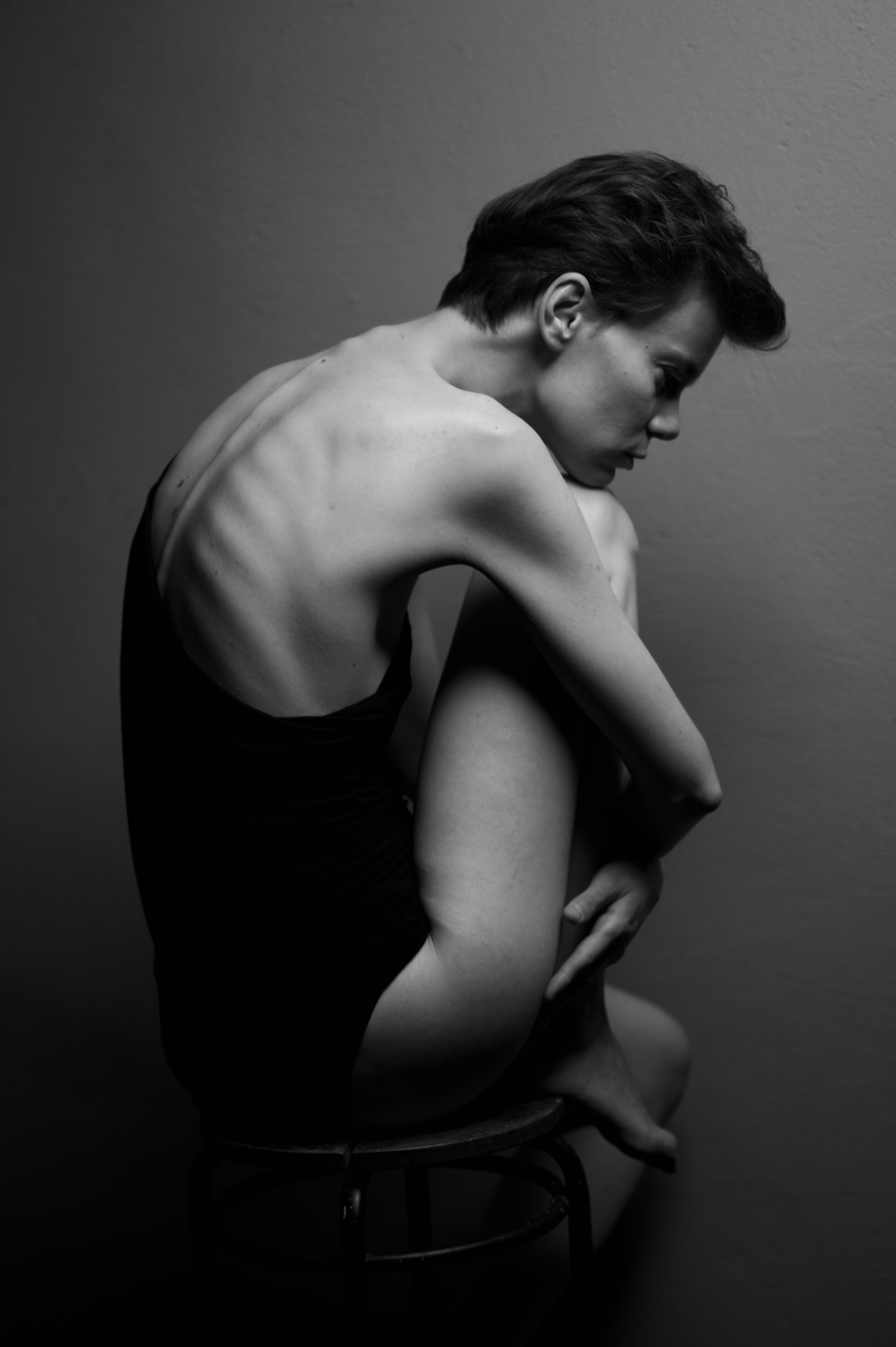 Фотосессия девушки с хрупким телом в студии