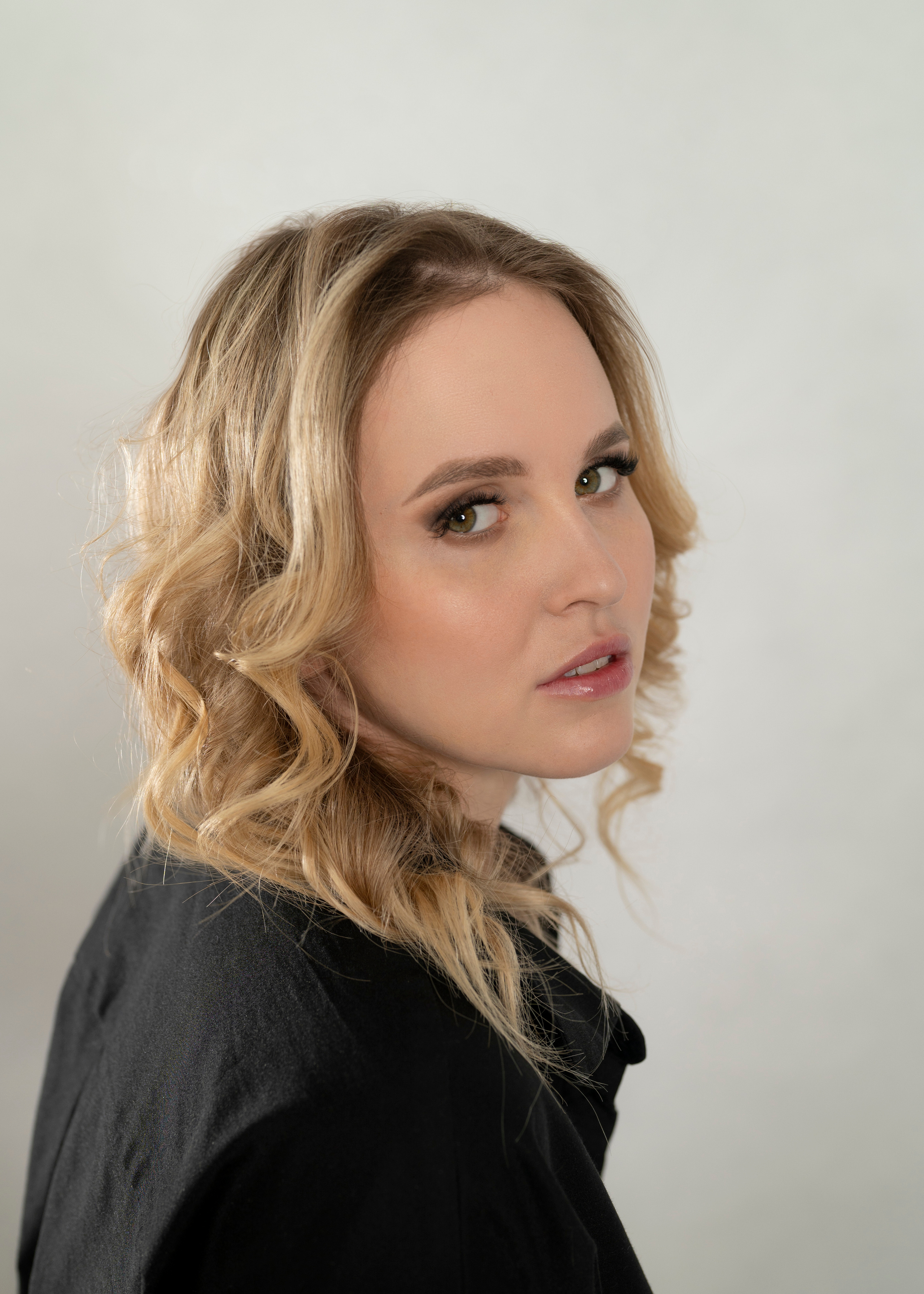 Фотосессия девушки в чёрном халате в студии