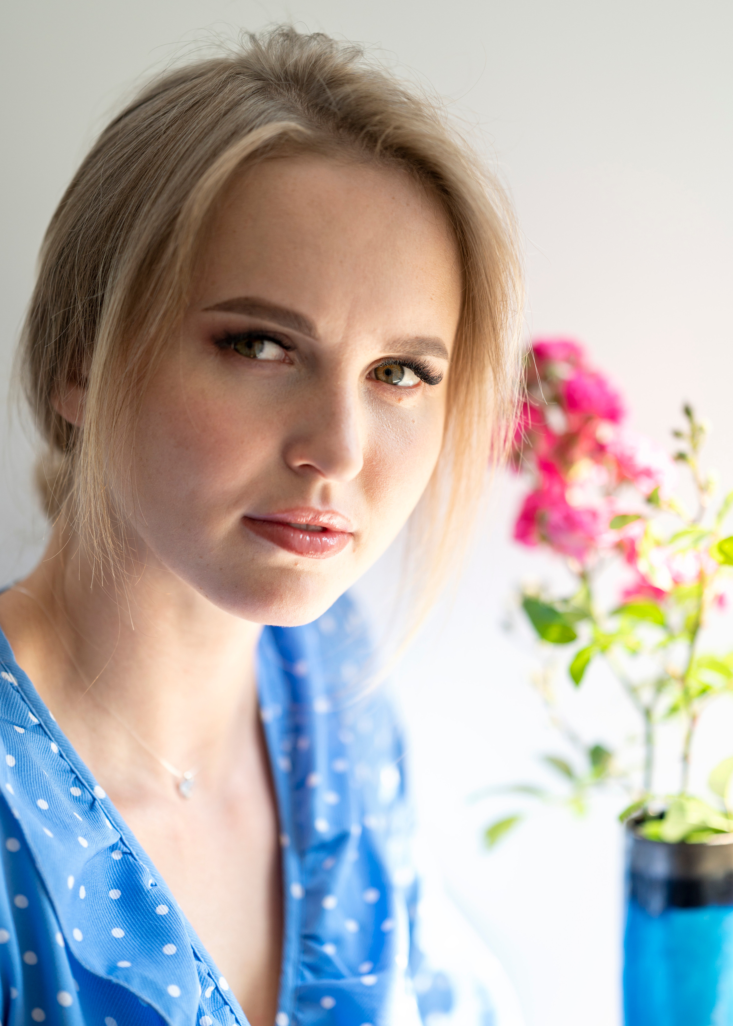 Студийная съёмка девушки с цветами