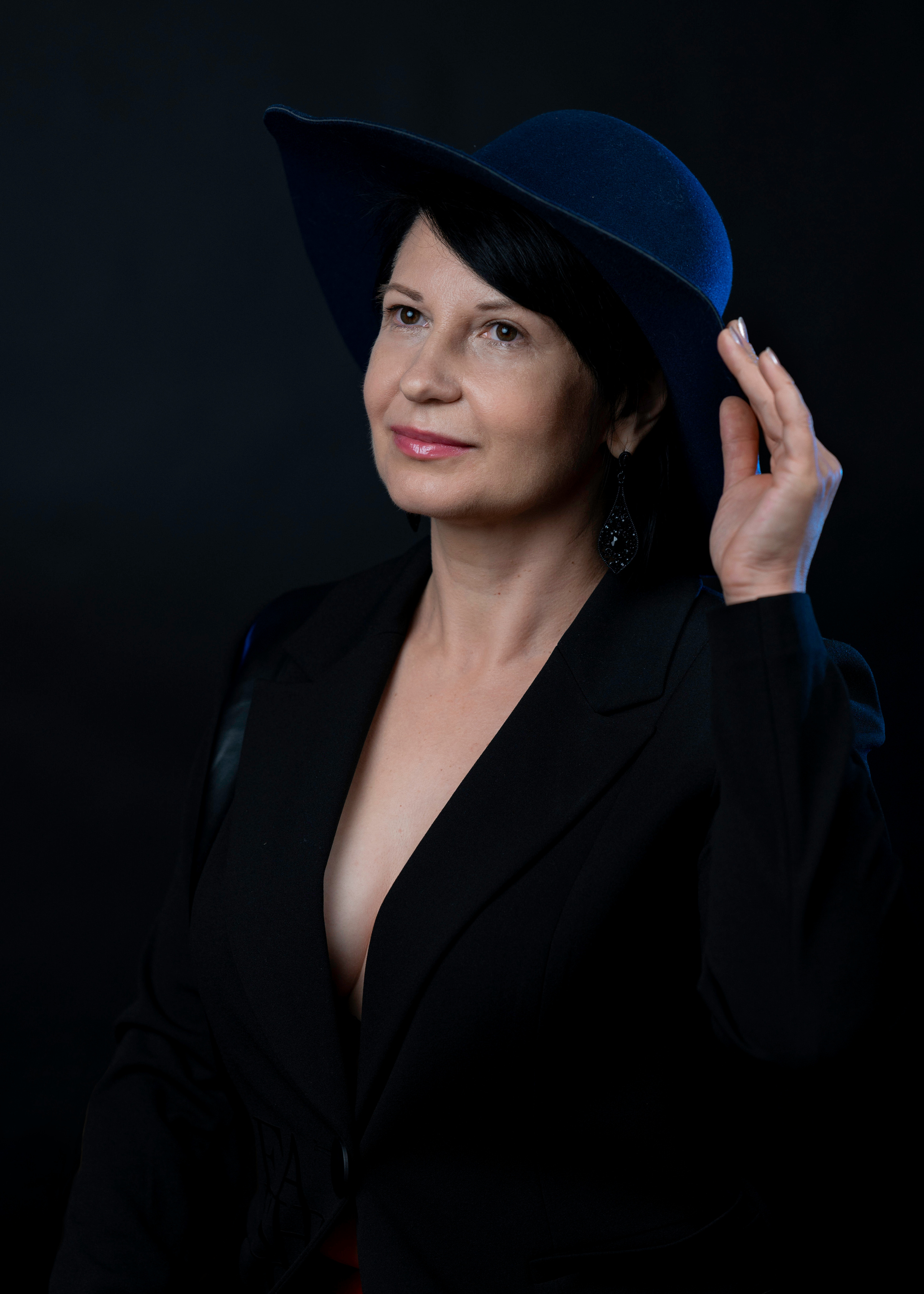 Студийная фотосессия элегантной женщины в студии