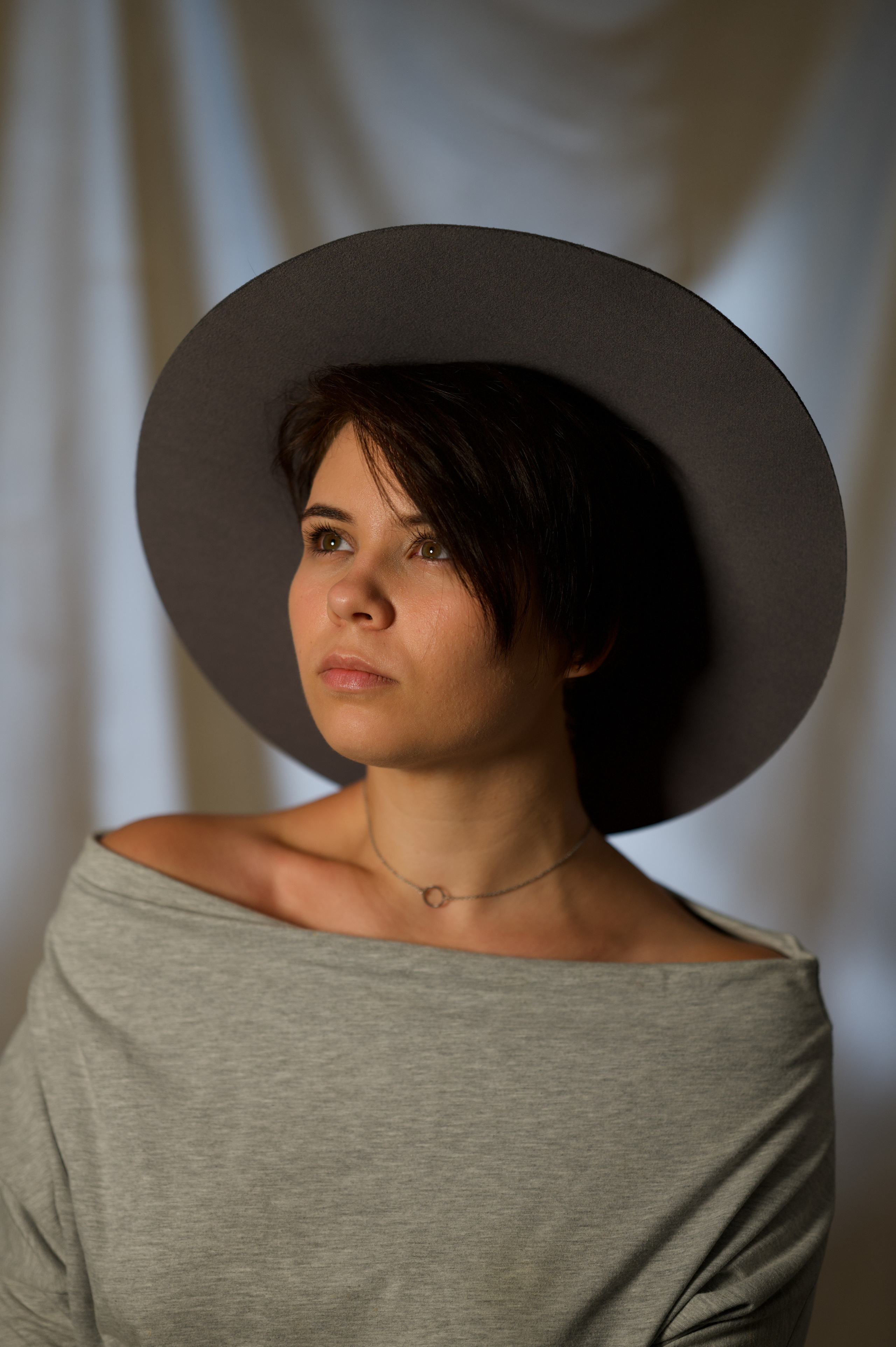 Портретная съёмка (фотосессия) девушки в шляпе