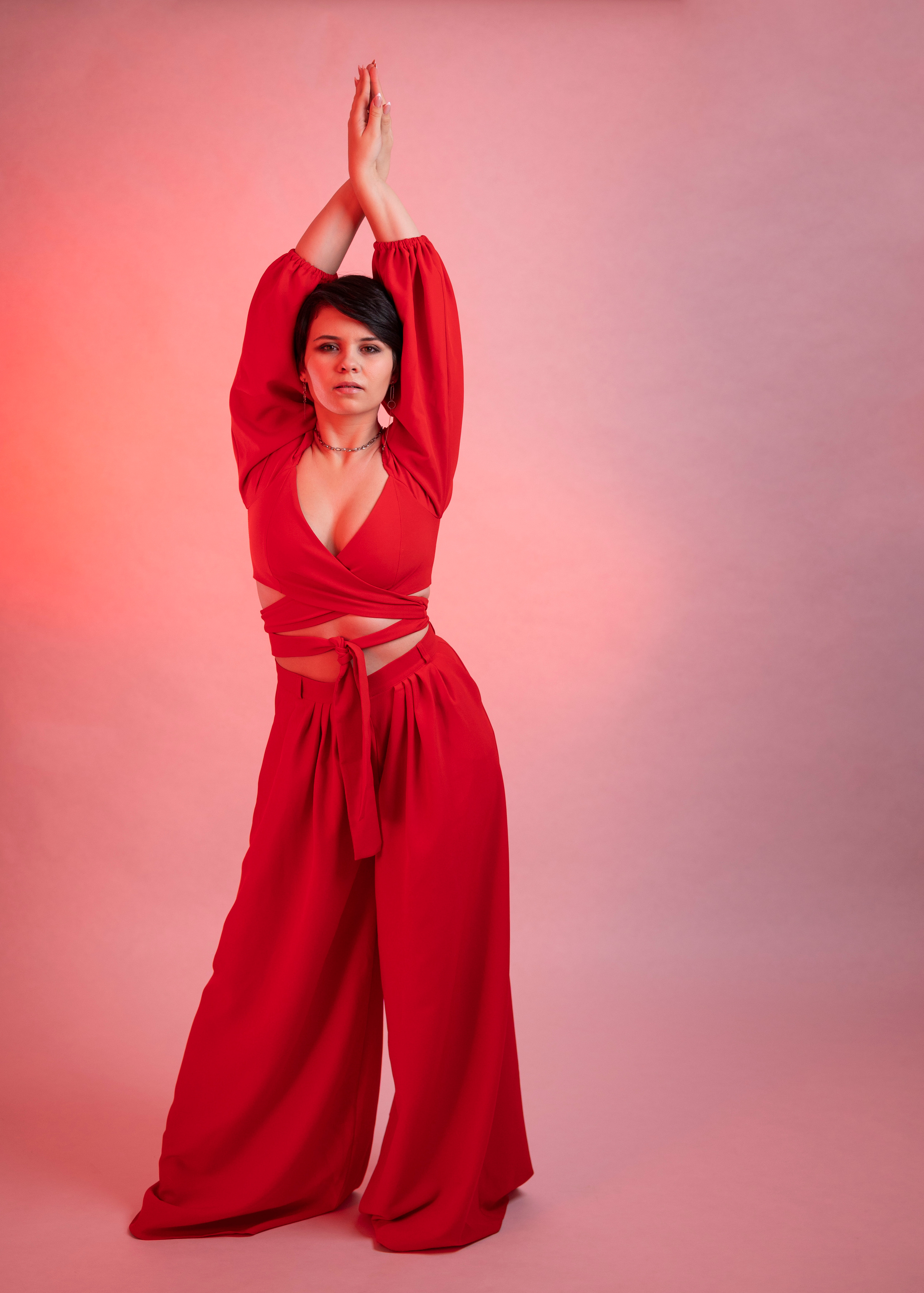 Фотосессия девушки в красном наряде