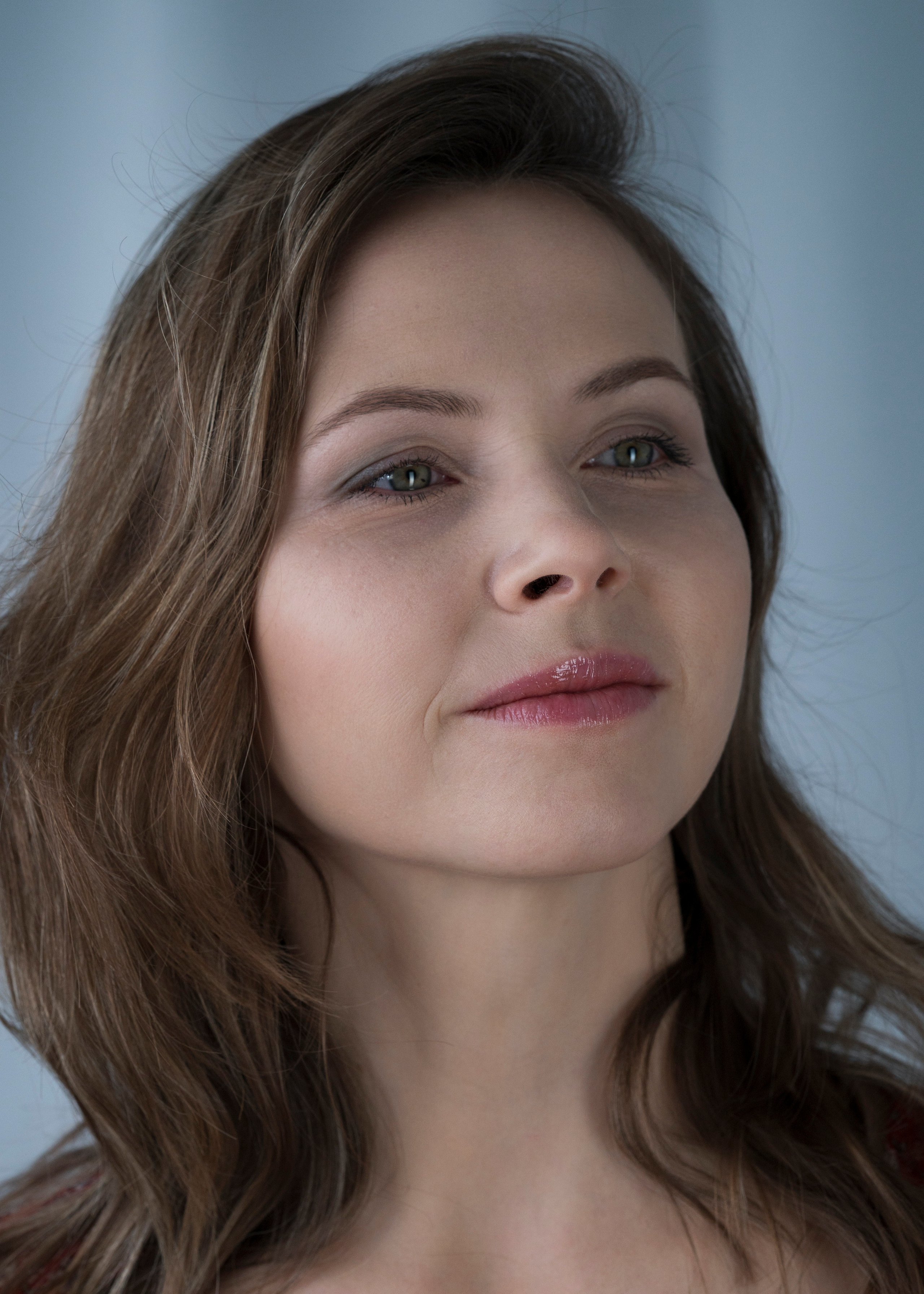 Студийная съёмка девушки в красном платье