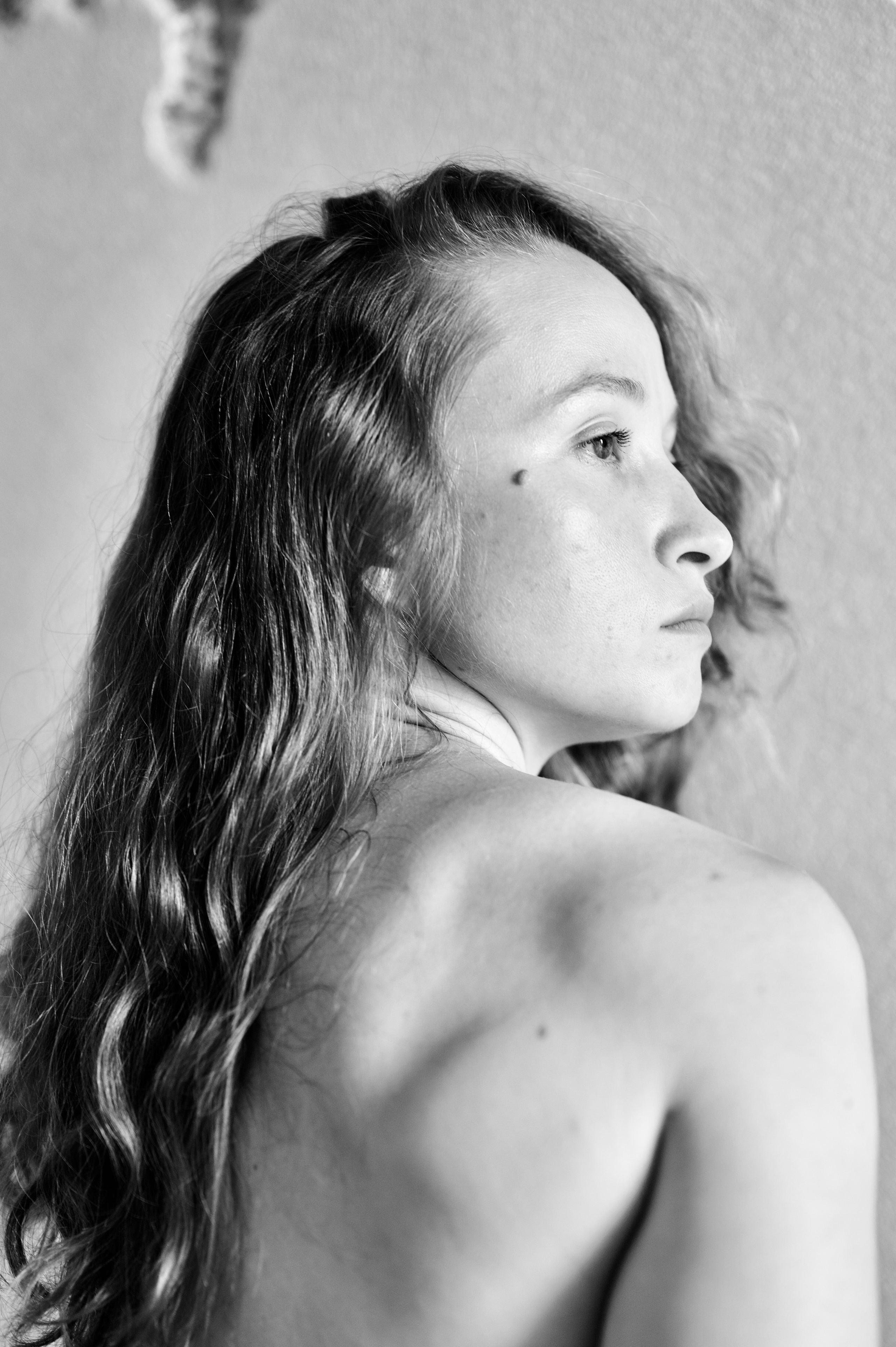 Фотосессия девушки с длинными волосами в студии