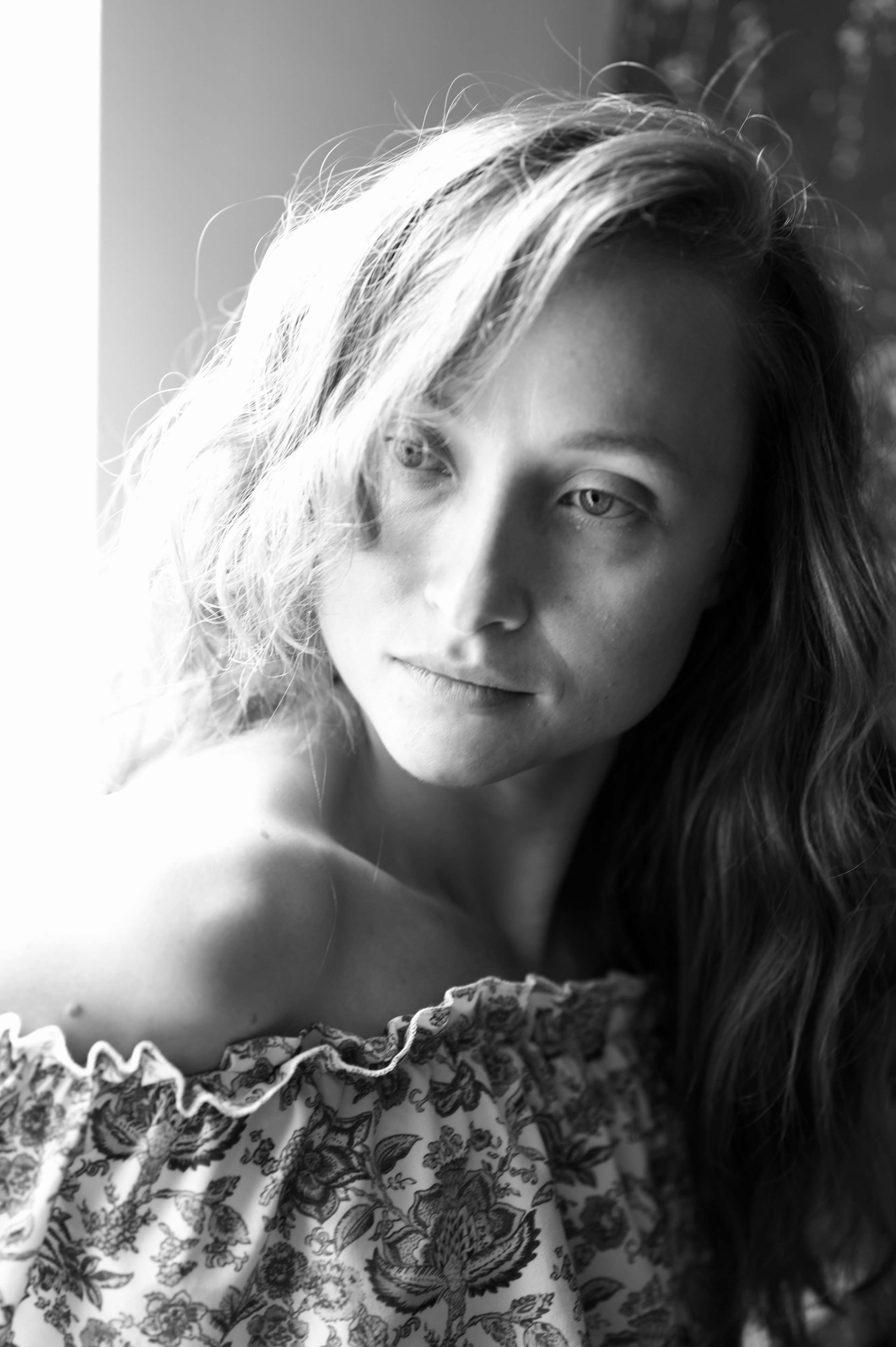 Фотосессия девушки с длинными волосами в студии