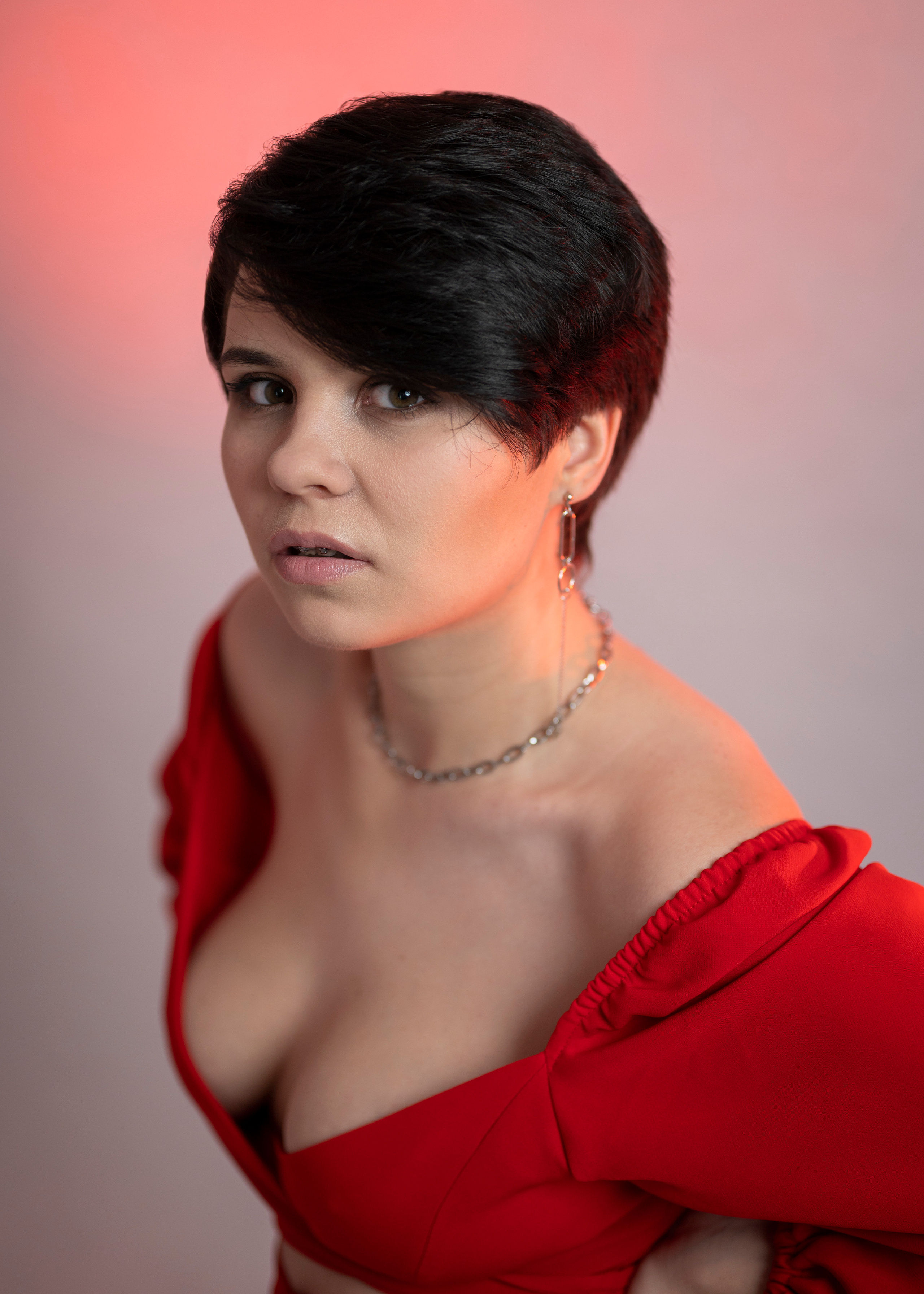 Фотосессия девушки в красном наряде