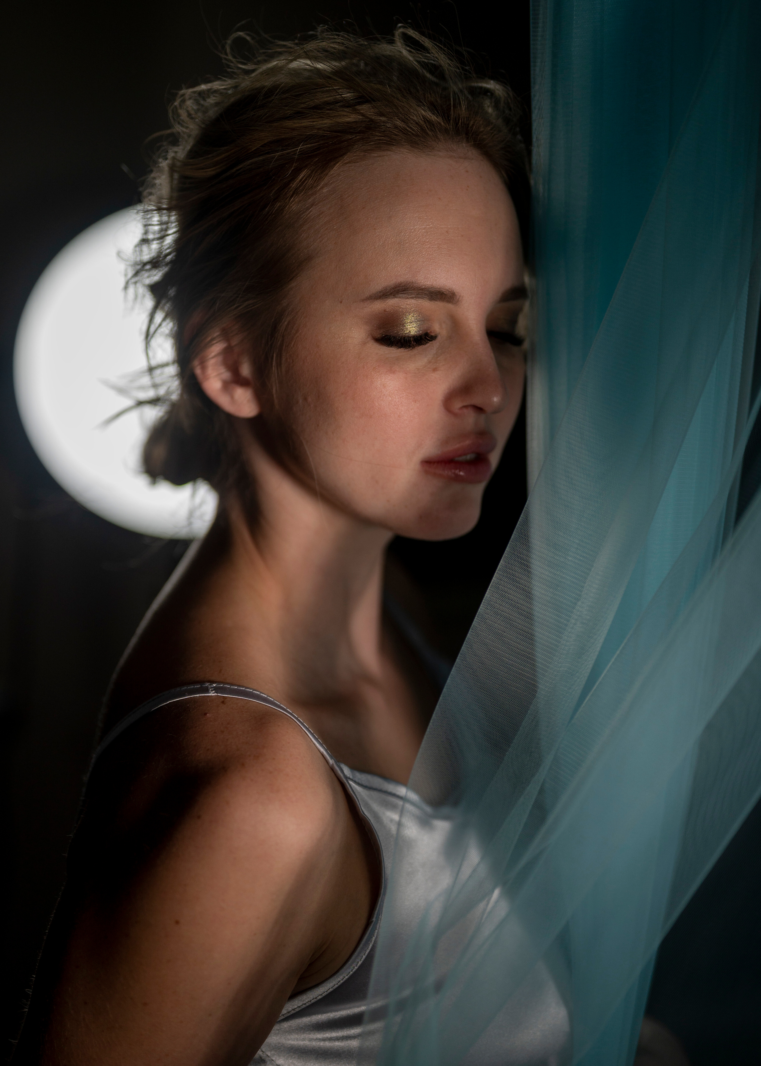 Портретная съёмка (фотосессия) девушки с воздушной тюлью