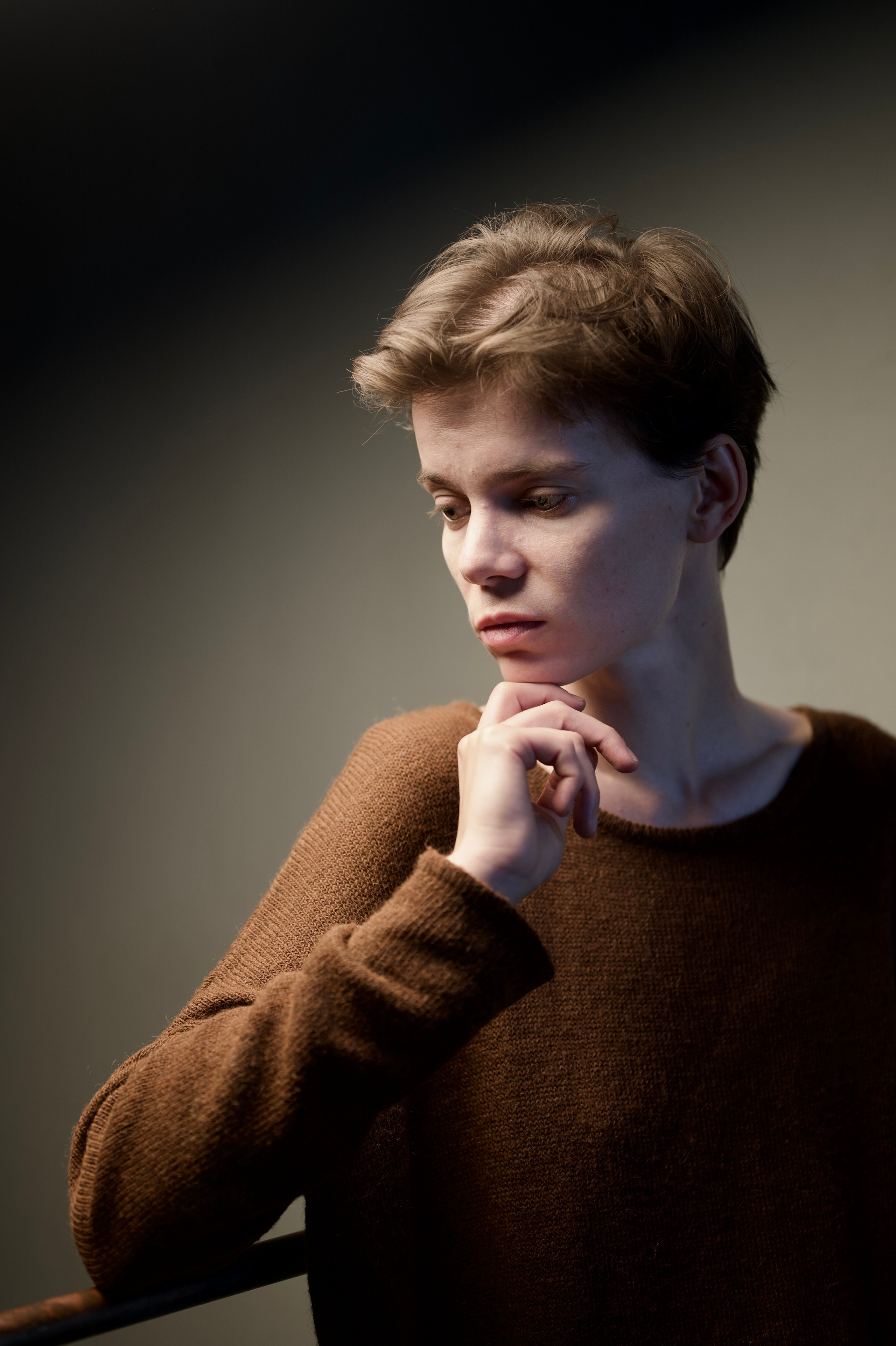 Фотосессия рук девушки в студии