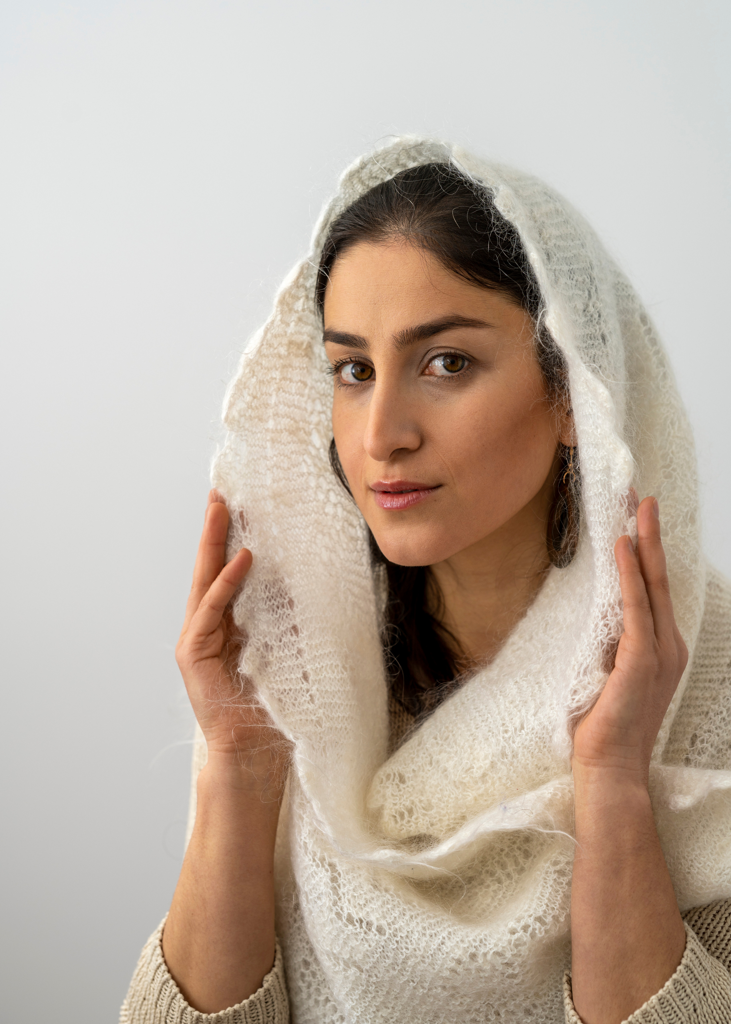 Портретная съёмка девушки в белой шали