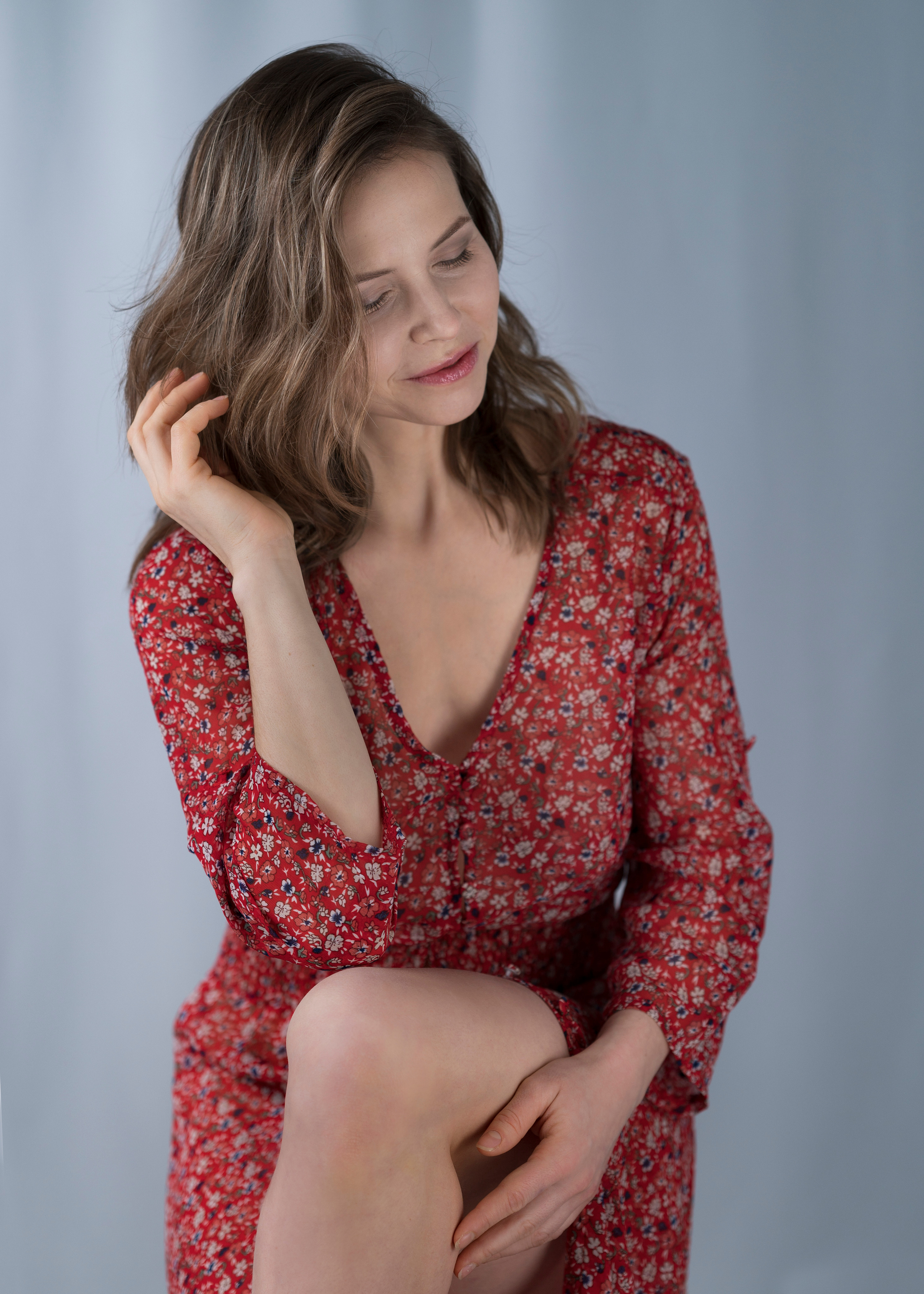 Студийная съёмка девушки в красном платье