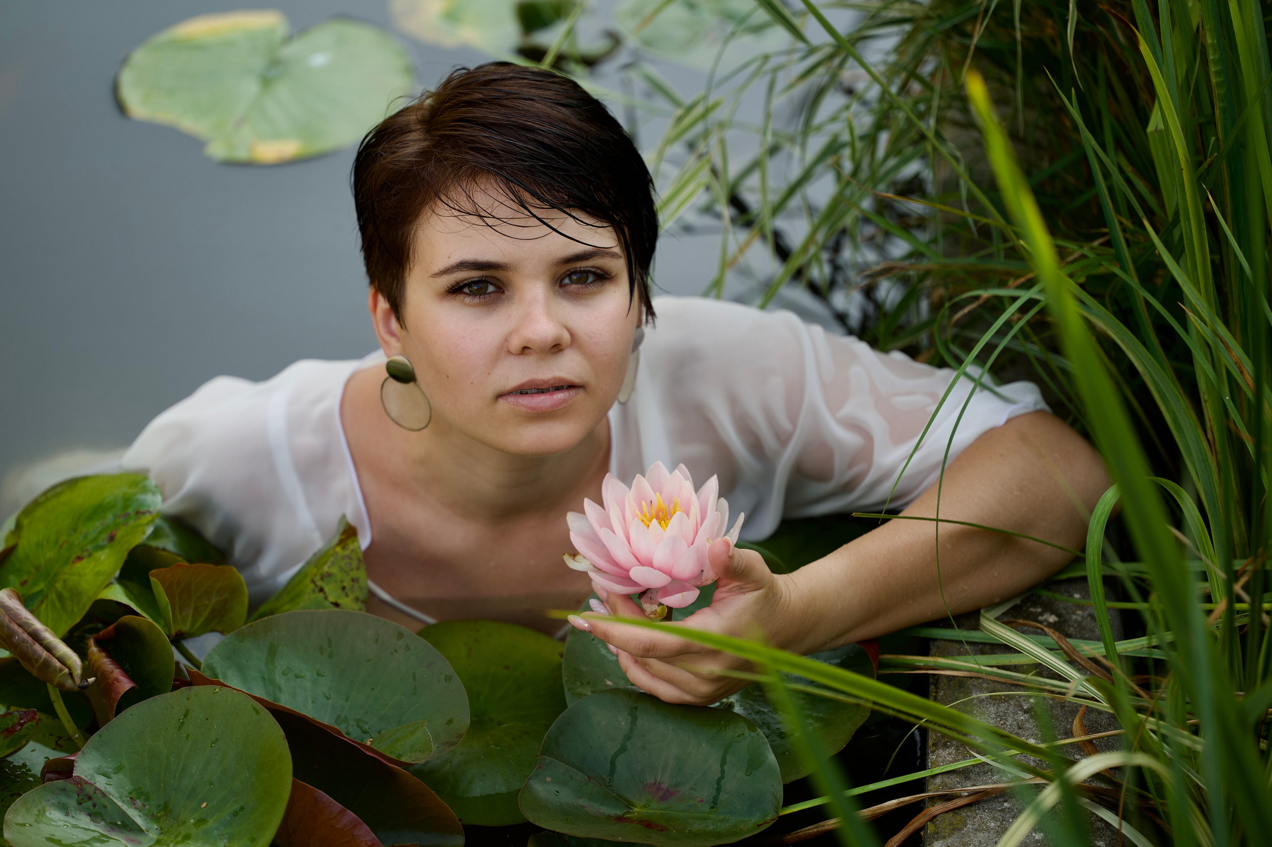 Фотосессия девушки на пруду среди нимфей