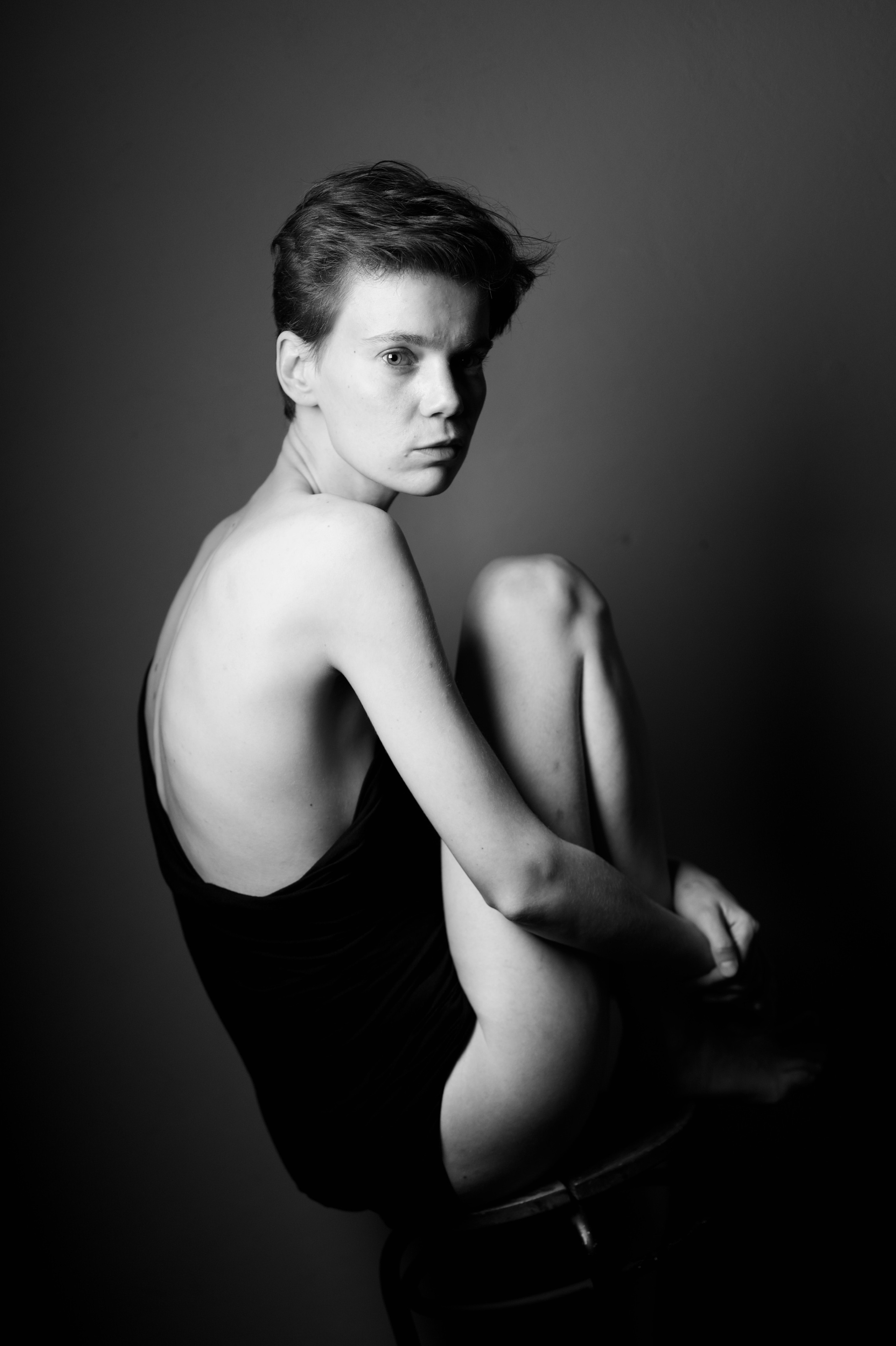 Фотосессия девушки с хрупким телом в студии