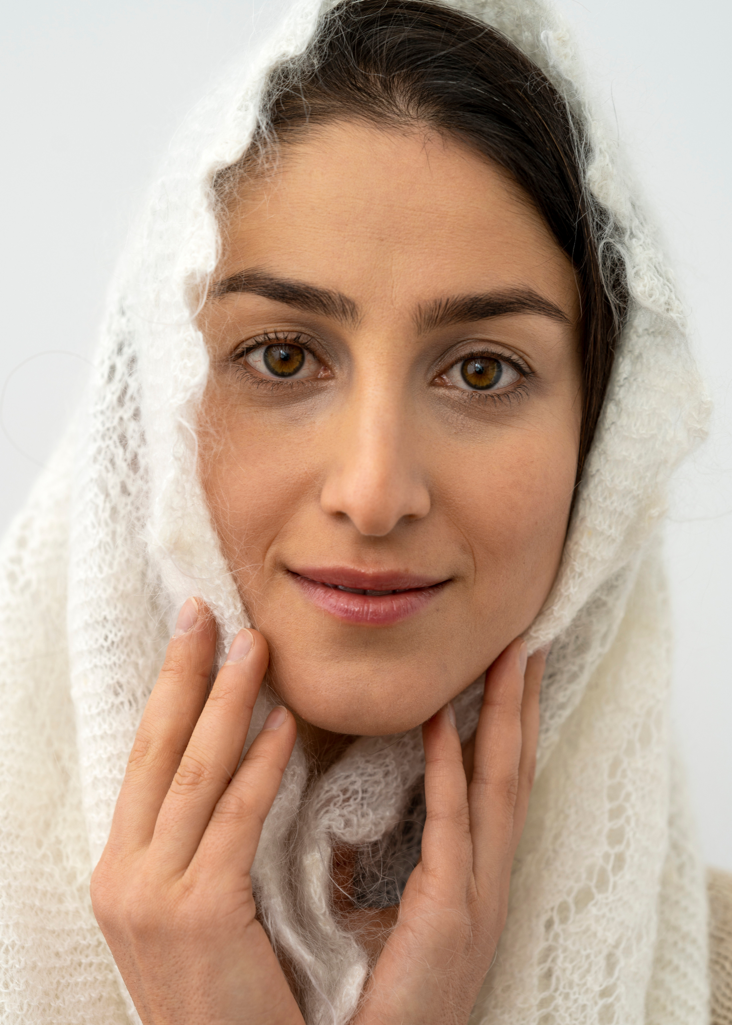 Портретная съёмка девушки в белой шали