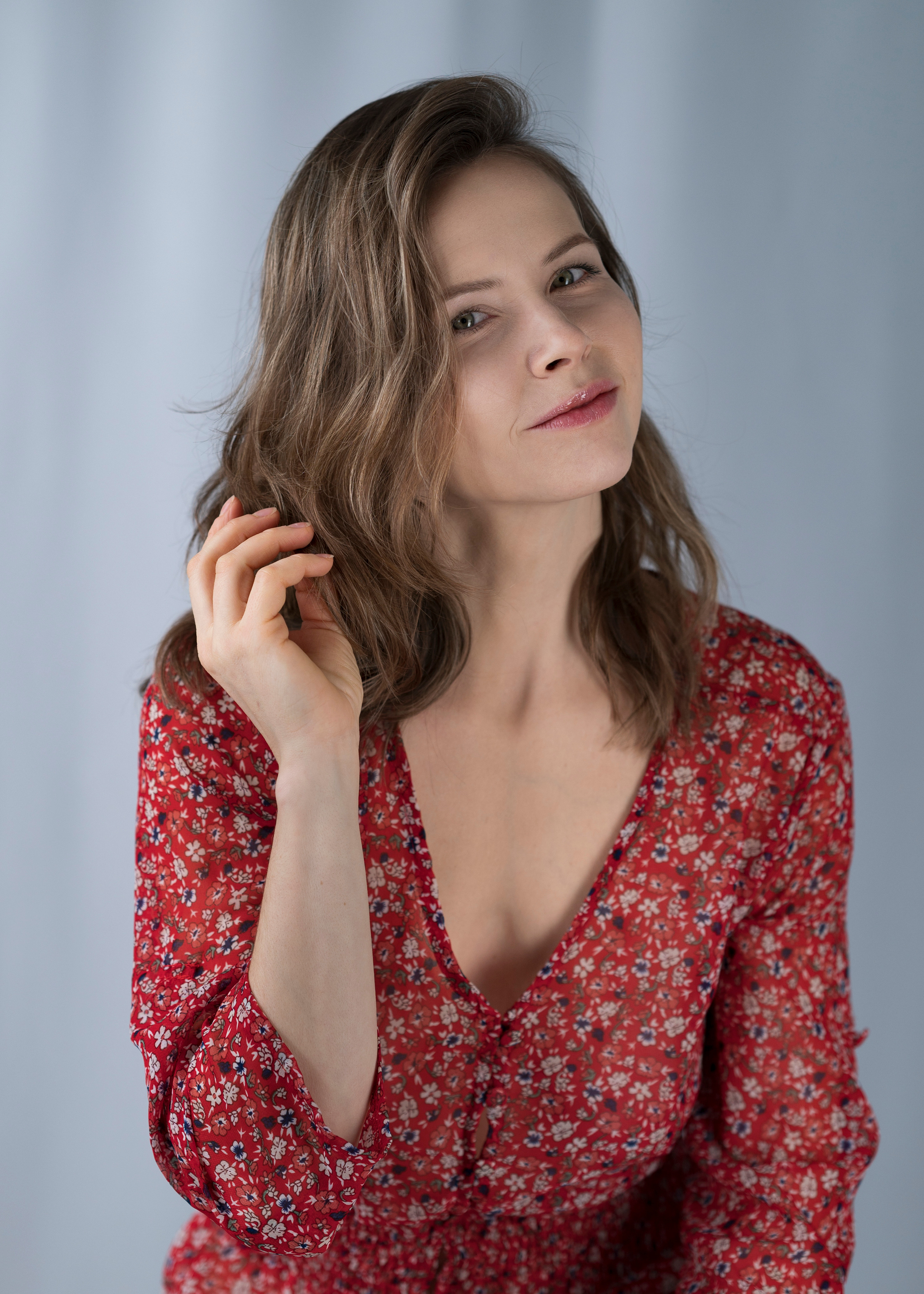 Студийная съёмка девушки в красном платье