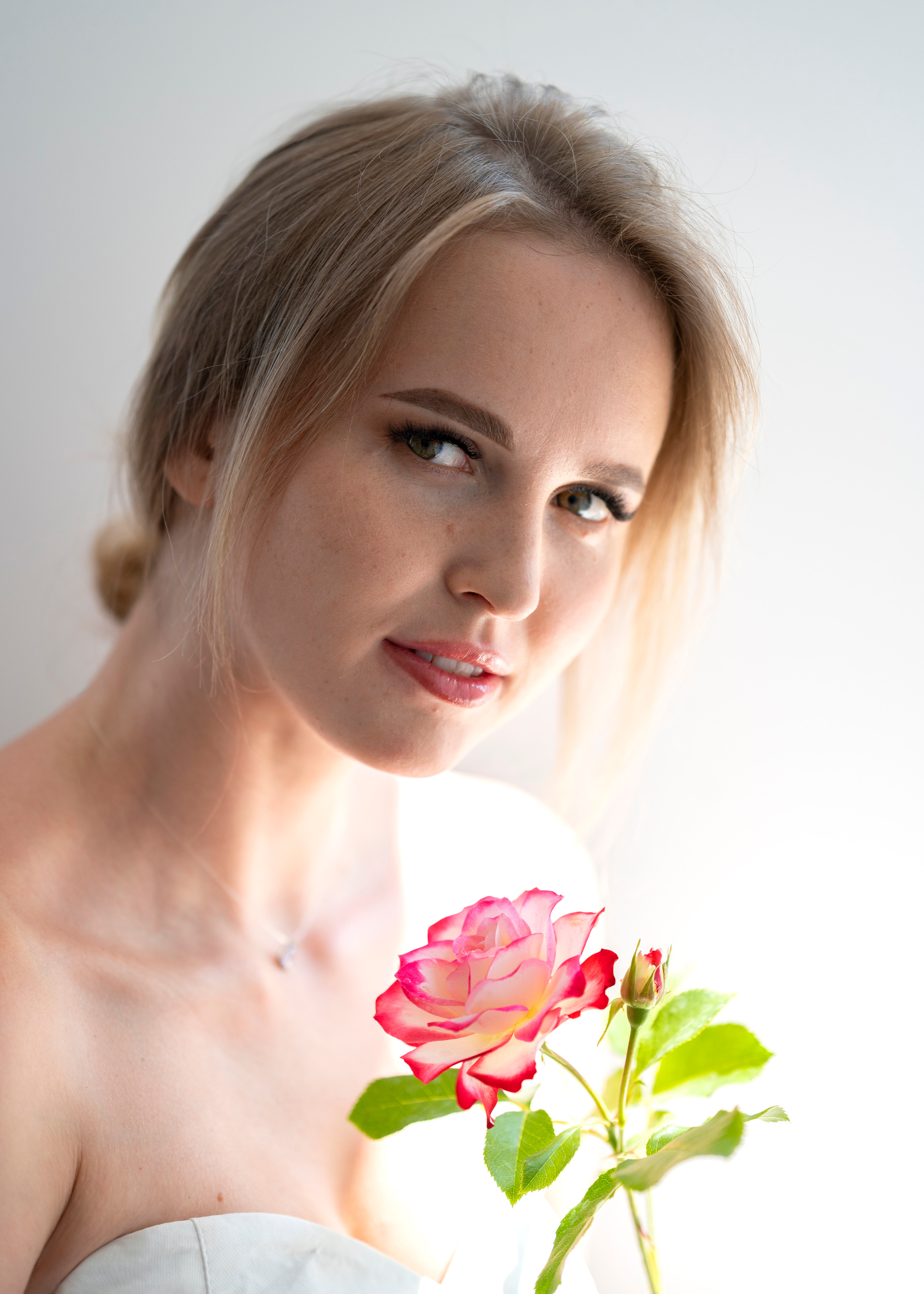 Студийная съёмка девушки с цветами