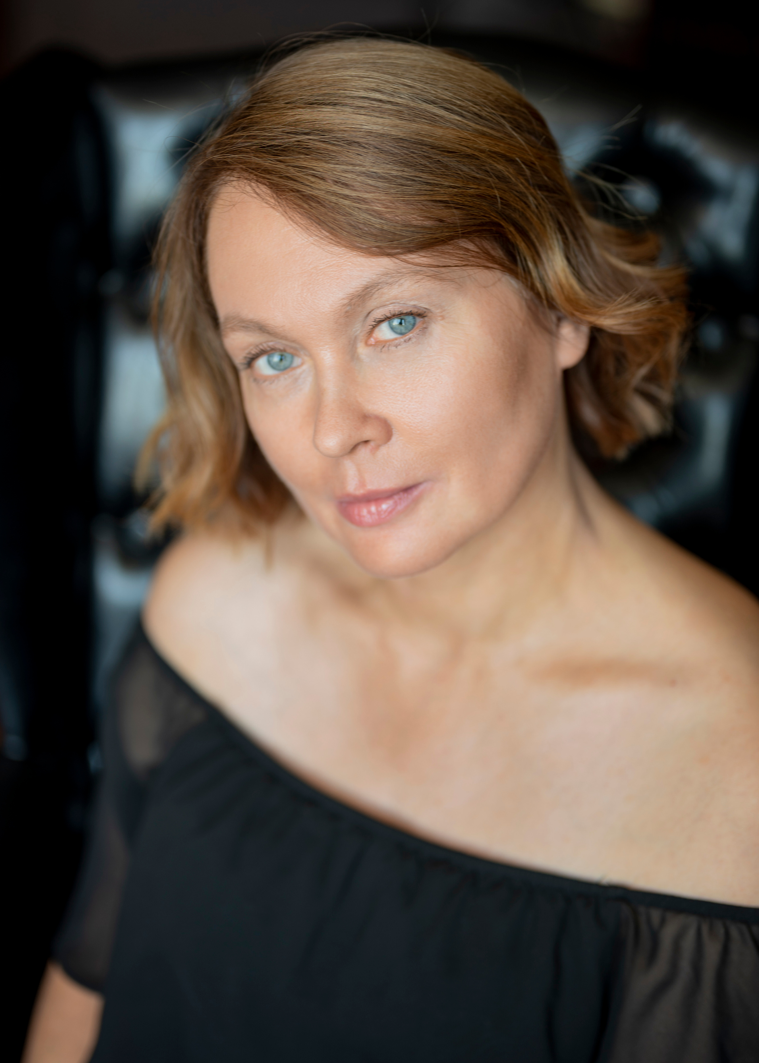 Портретная фотосессия женщины с глазами цвета моря