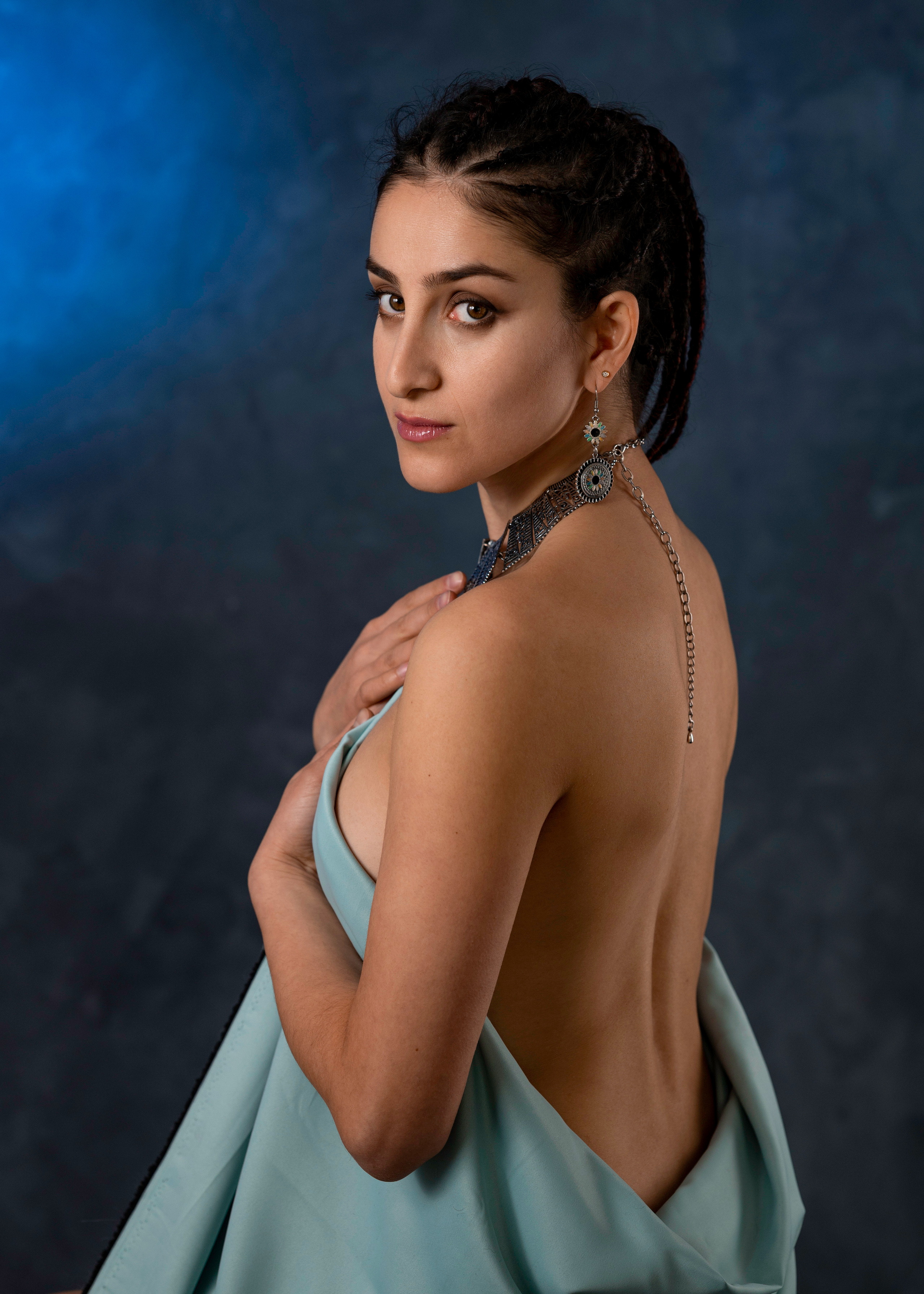 Художественная студийная съёмка девушки в образе царицы