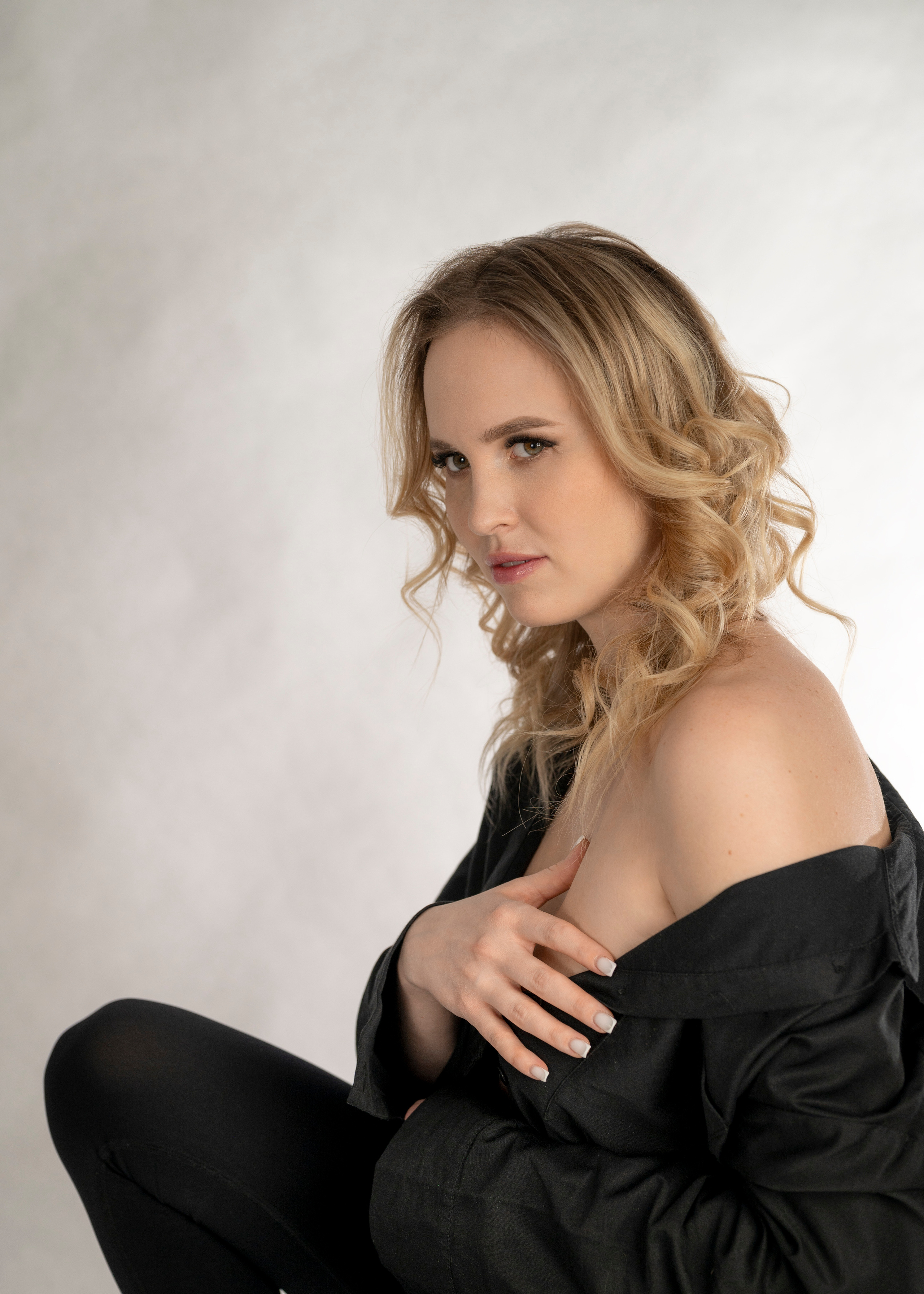 Фотосессия девушки в чёрном халате в студии