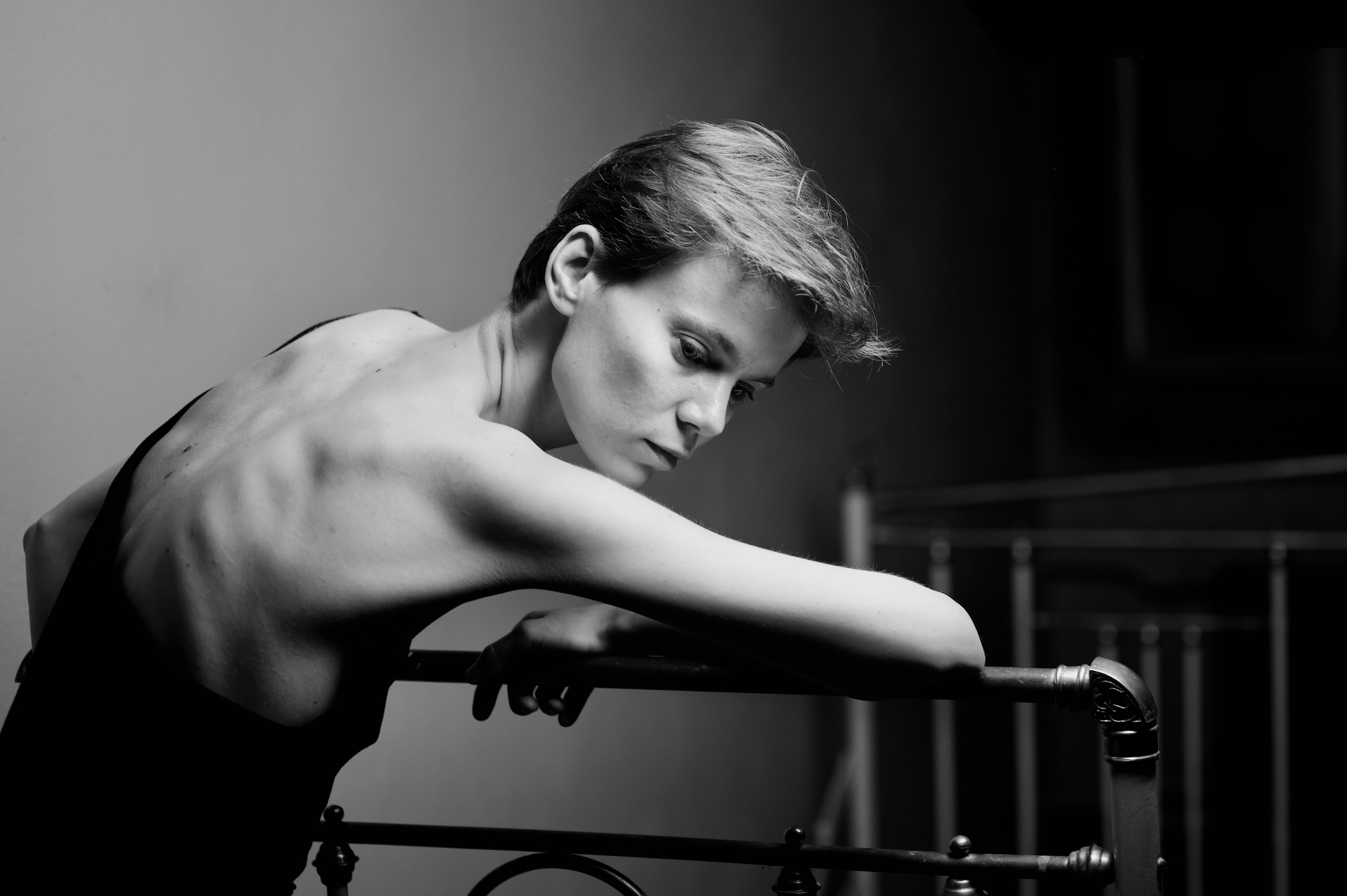 Фотосессия девушки с хрупким телом в студии