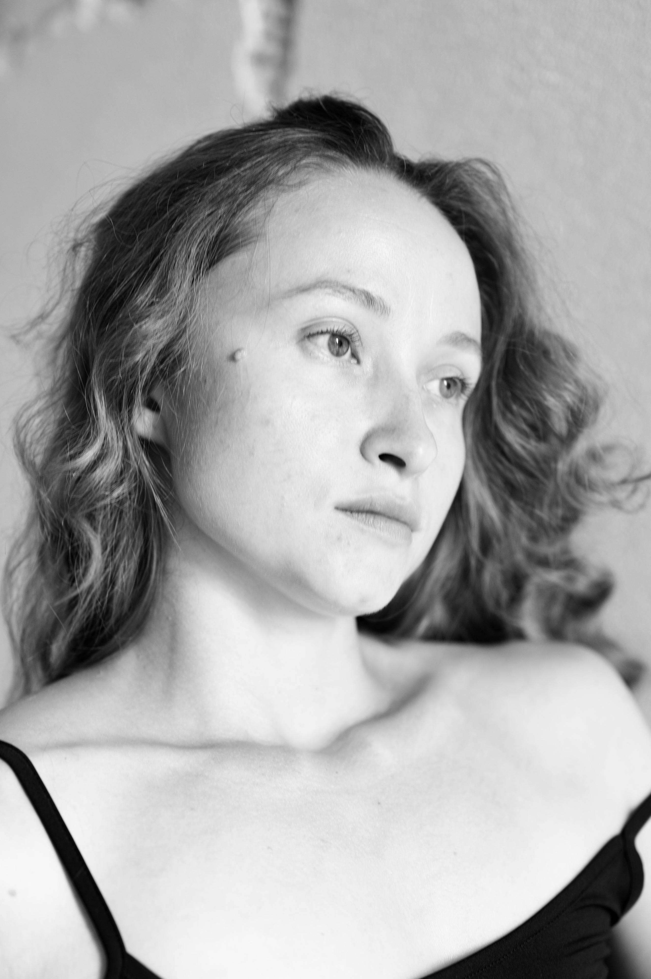 Фотосессия девушки с длинными волосами в студии