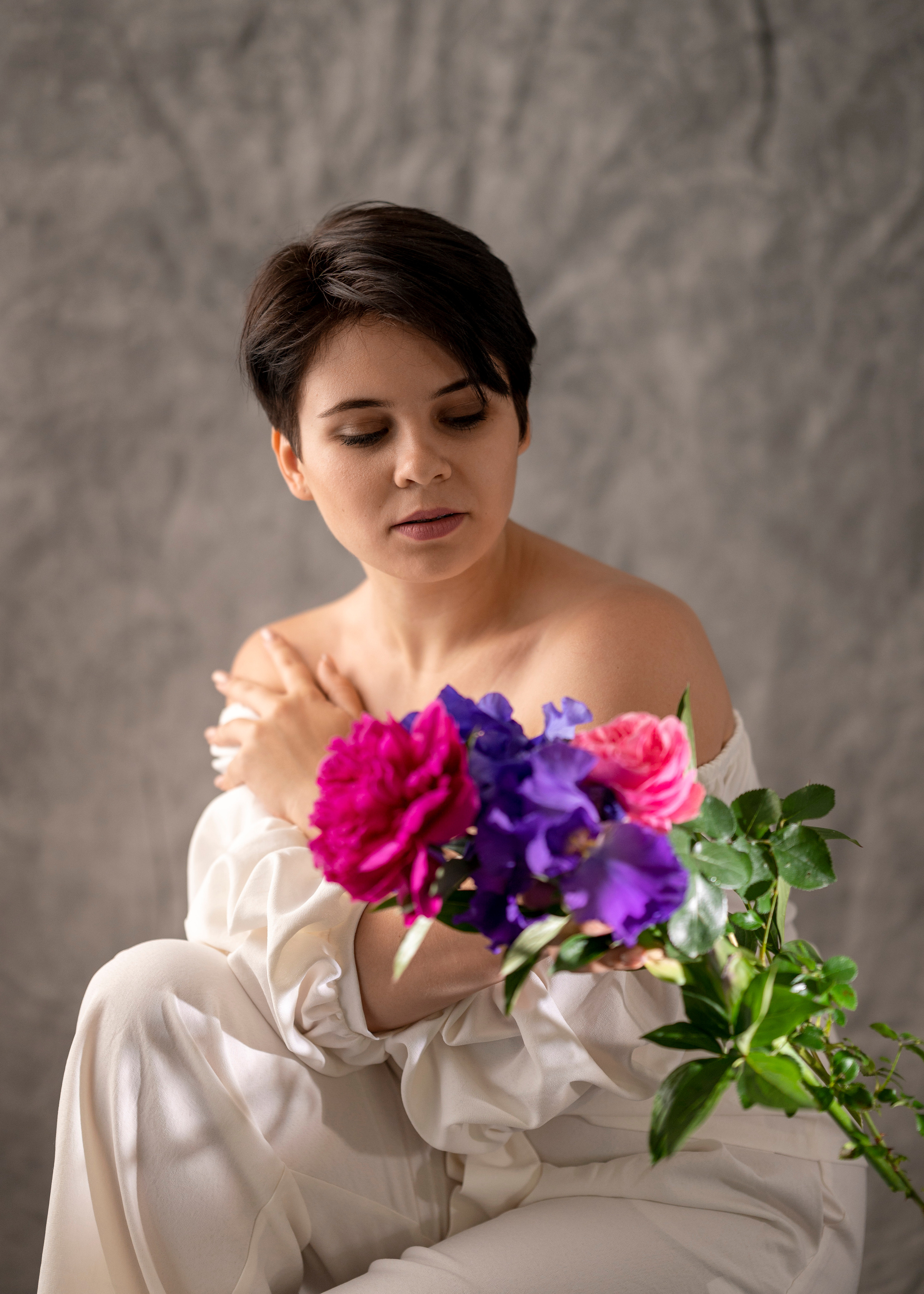 Фотосессия девушки с цветами в студии