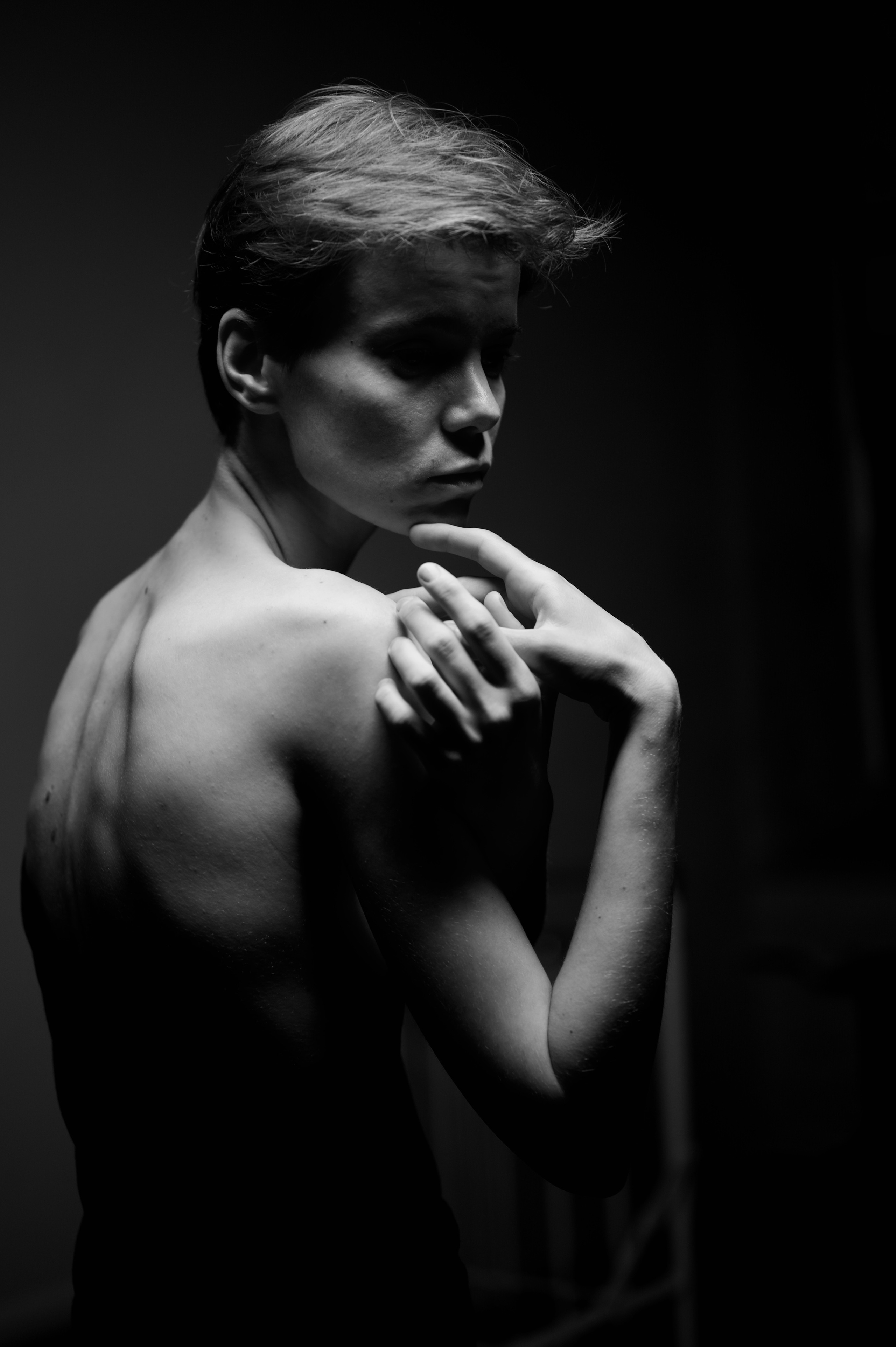 Фотосессия девушки с хрупким телом в студии