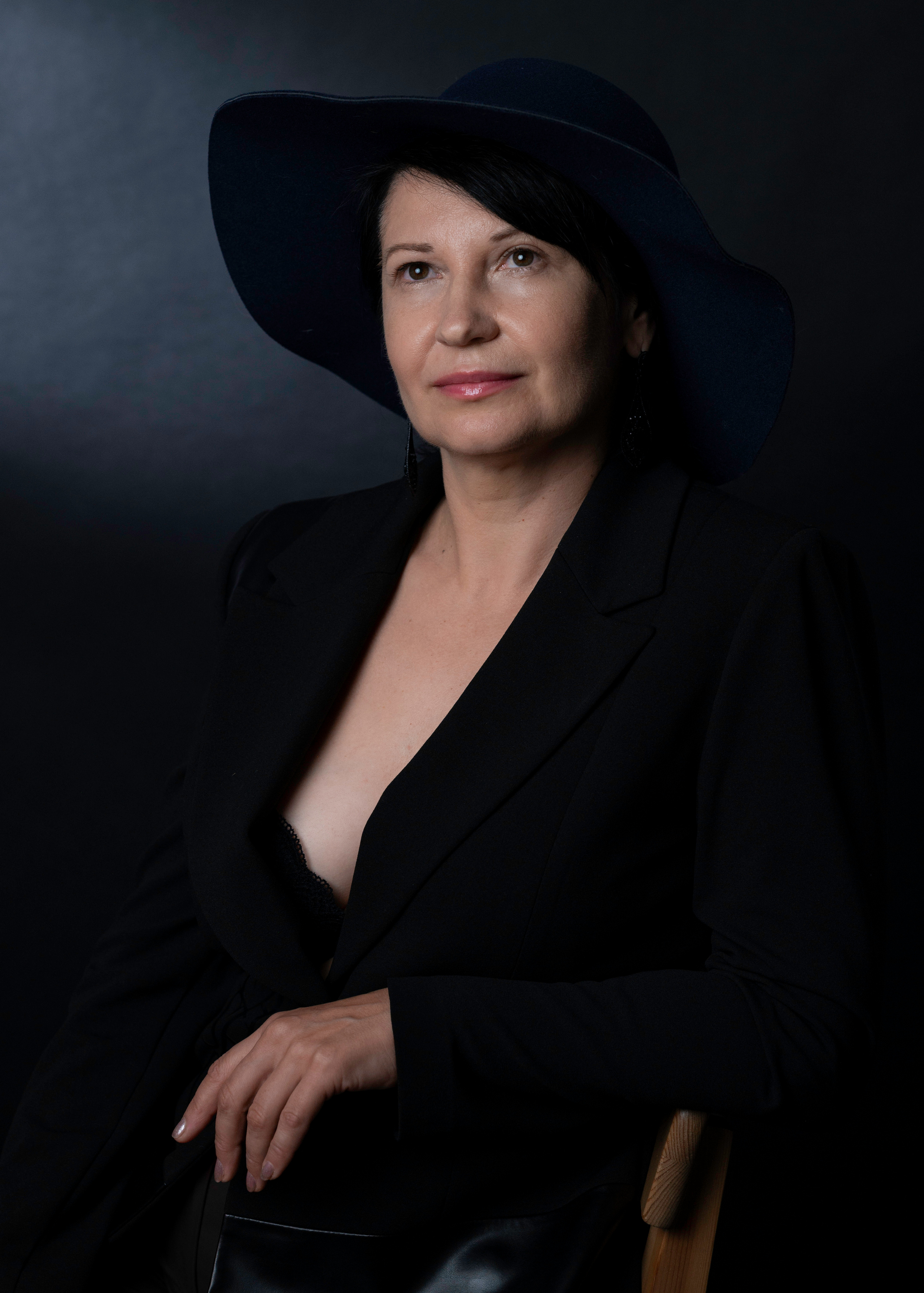 Студийная фотосессия элегантной женщины в студии