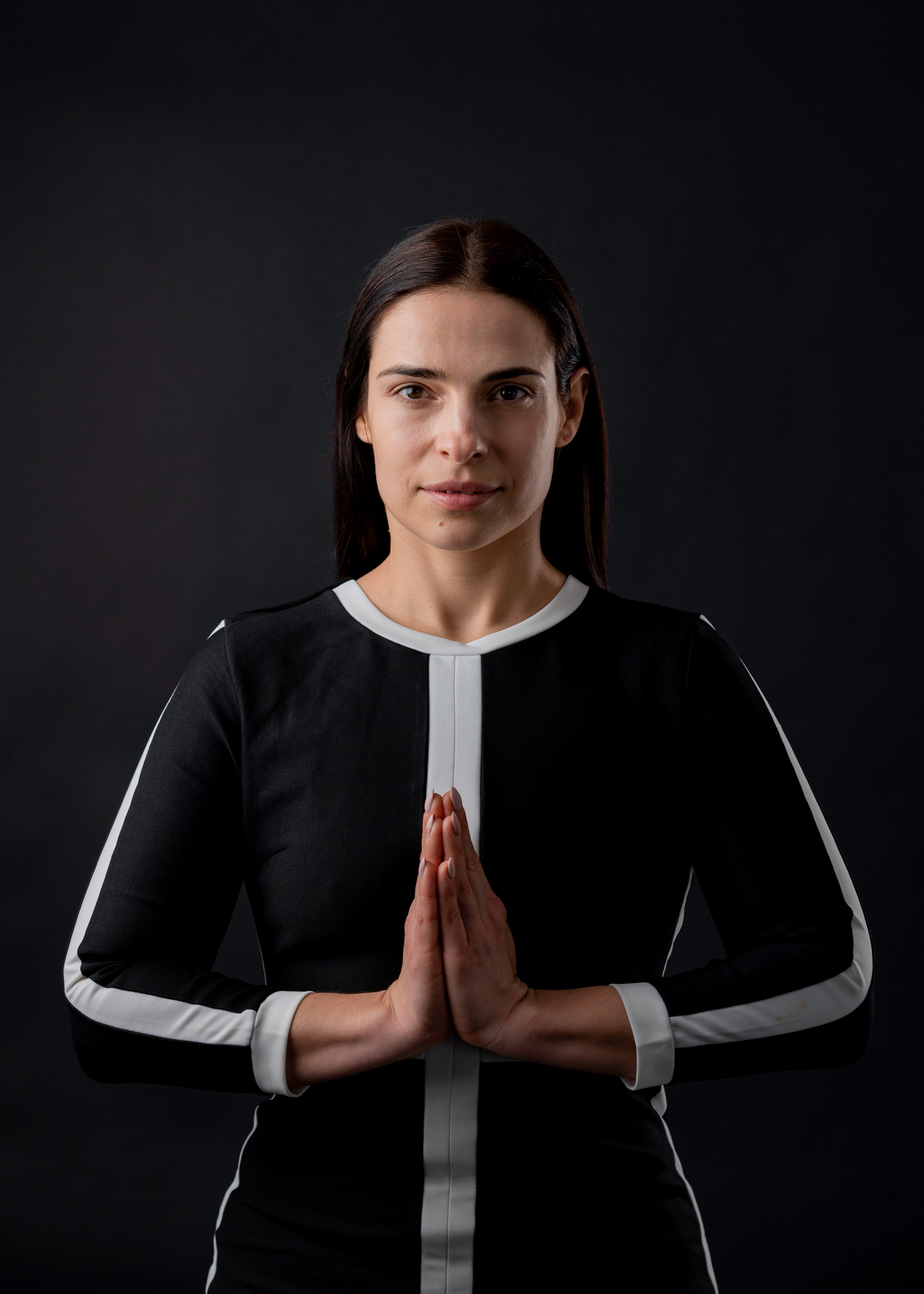 Фотосессия девушки в чёрном в студии