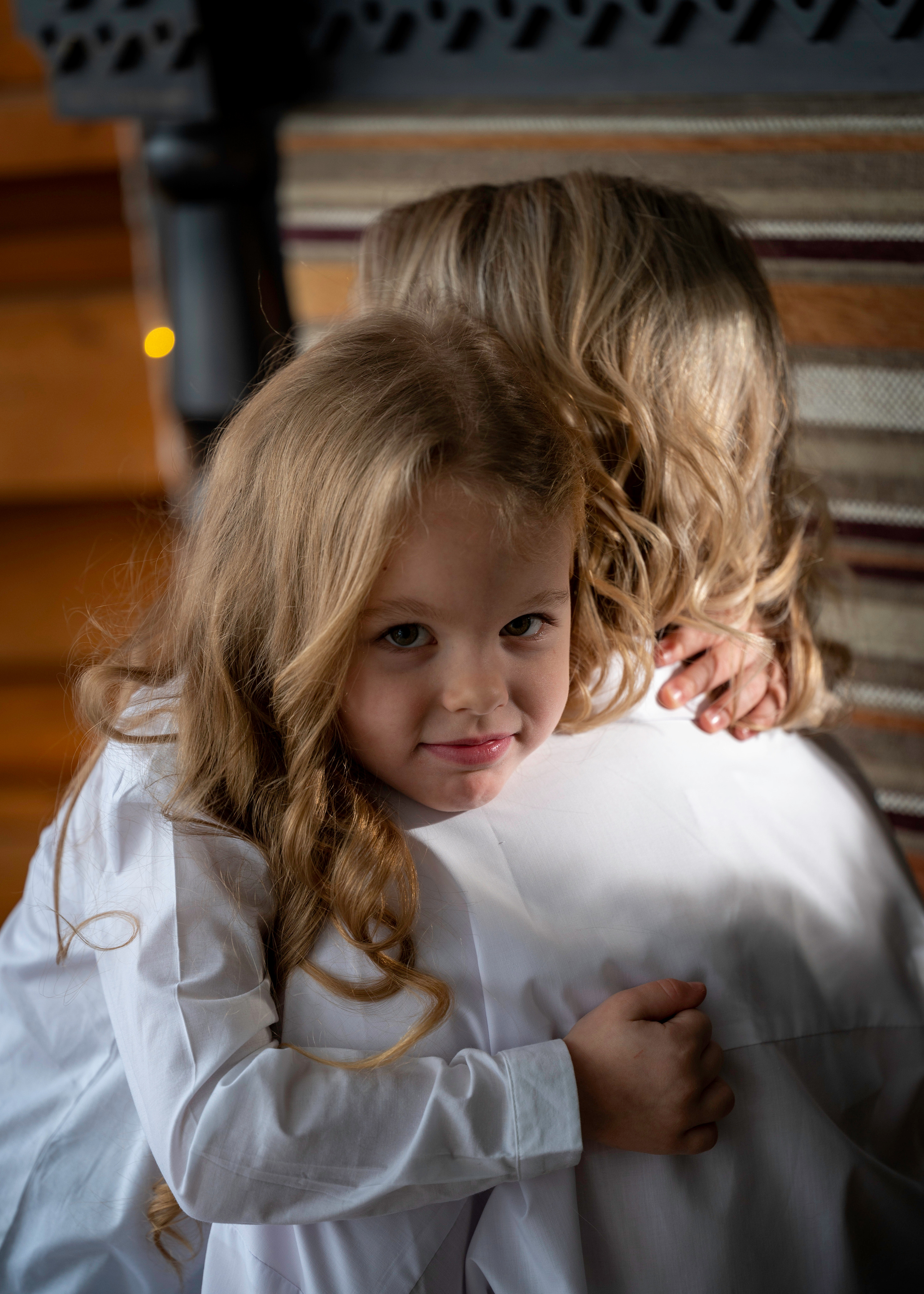 Семейная новогодняя фотосессия матери и дочери в студии