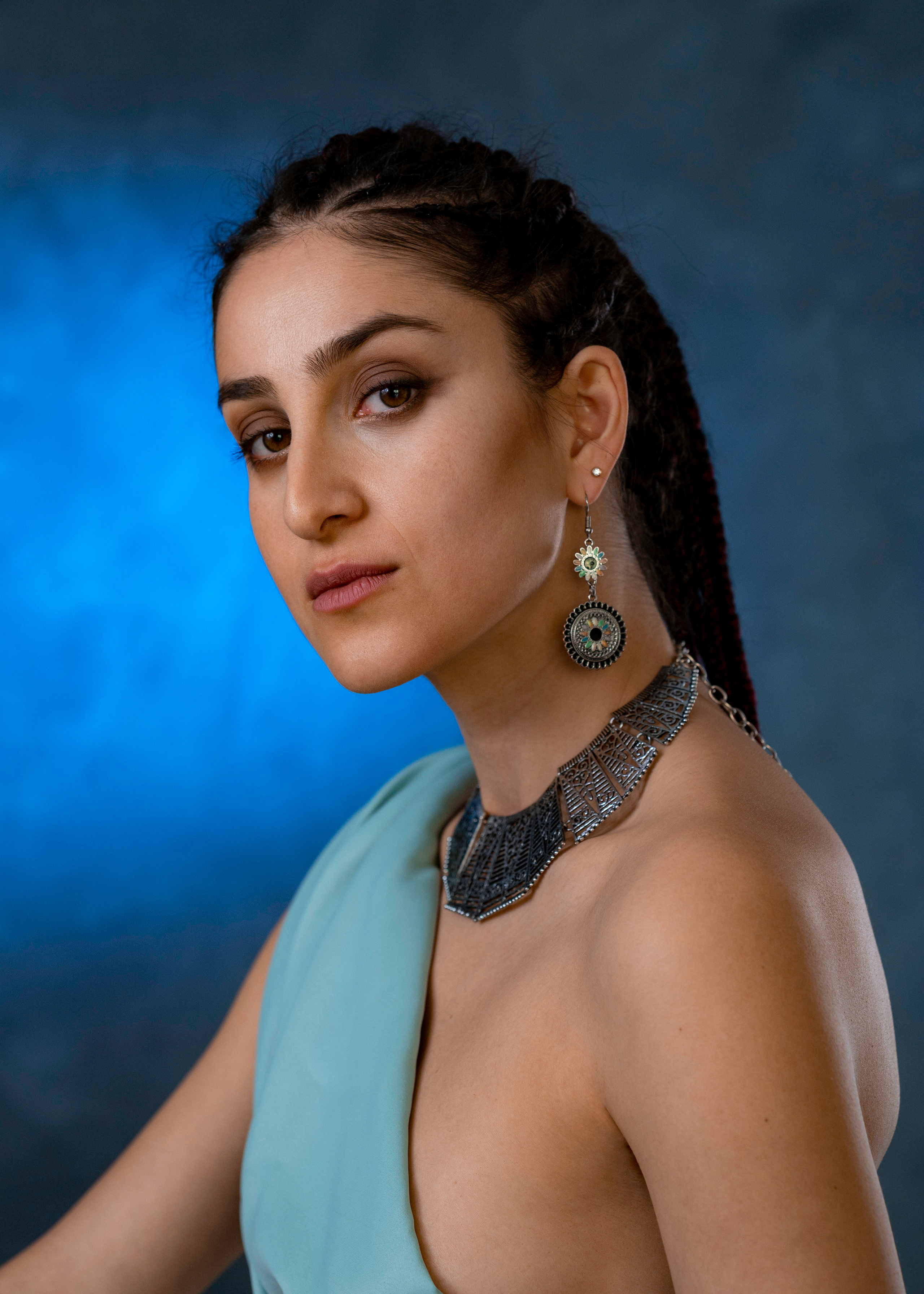 Художественная студийная съёмка девушки в образе царицы