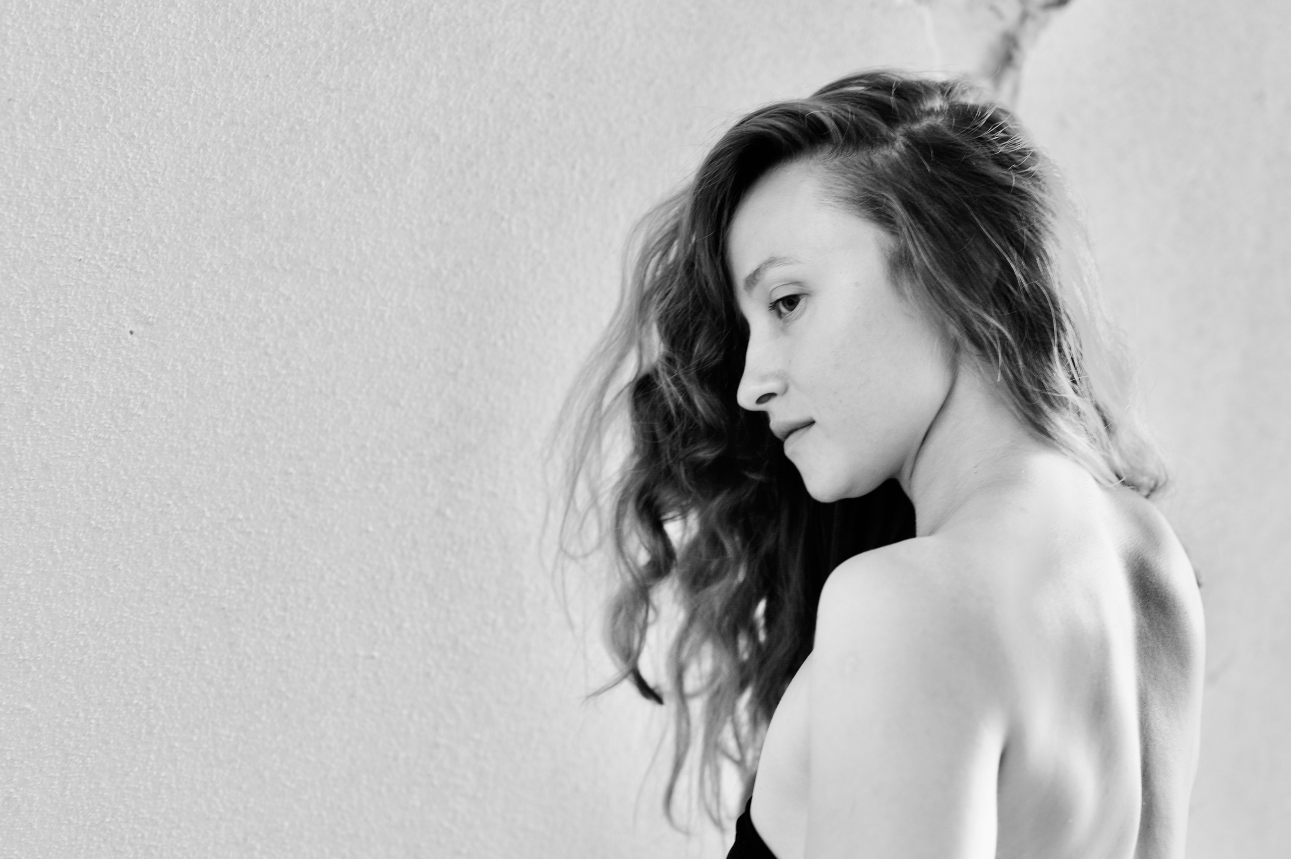 Фотосессия девушки с длинными волосами в студии