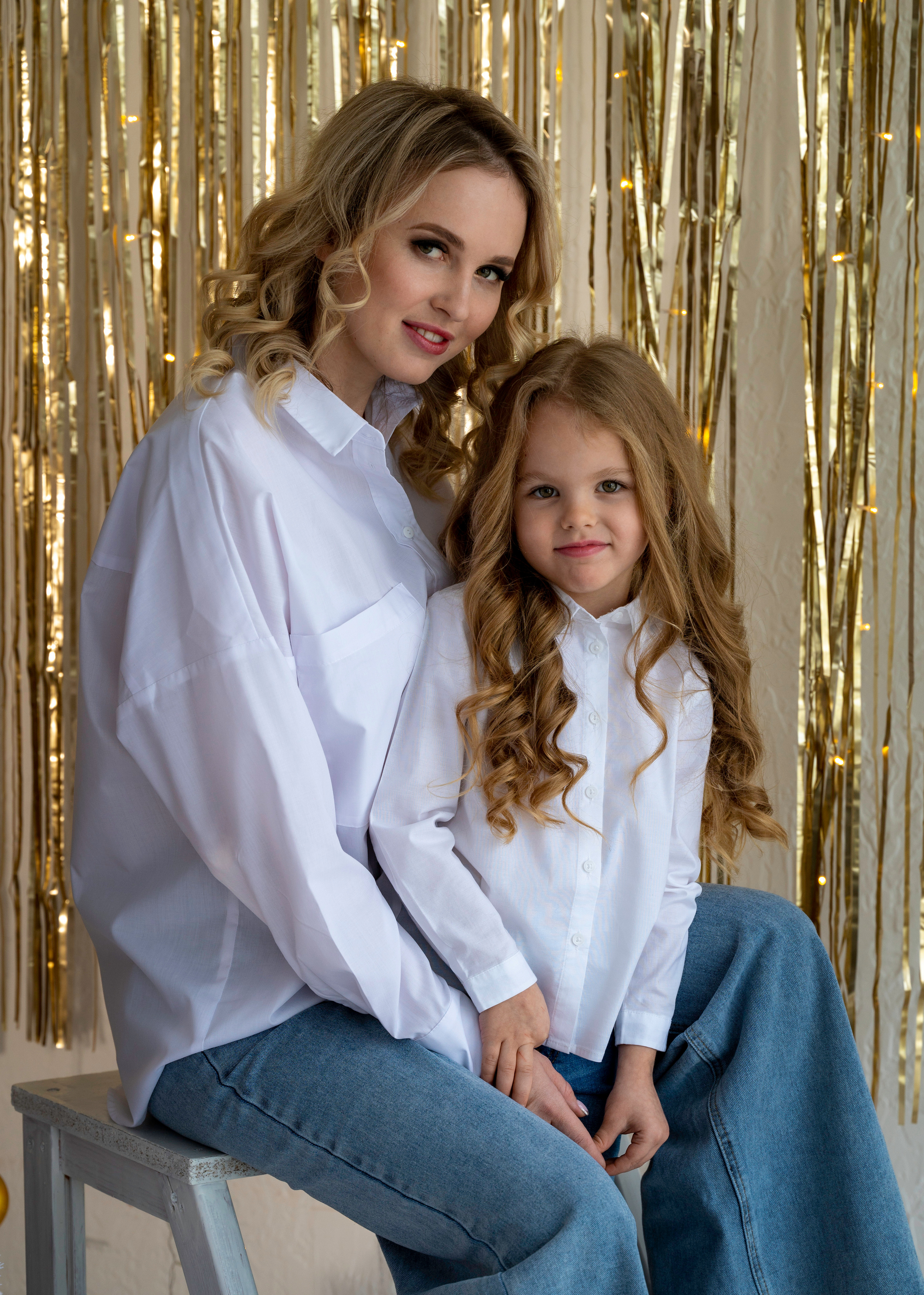 Семейная новогодняя фотосессия матери и дочери в студии