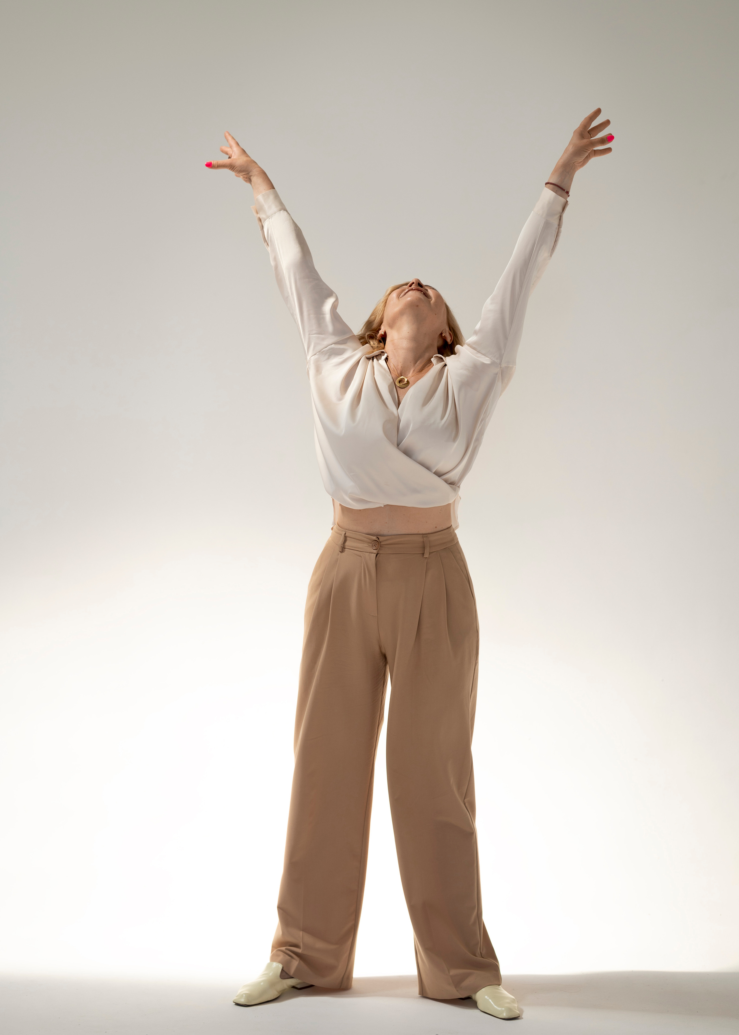 Портретная съёмка (фотосессия) женщины в студии в двух образах