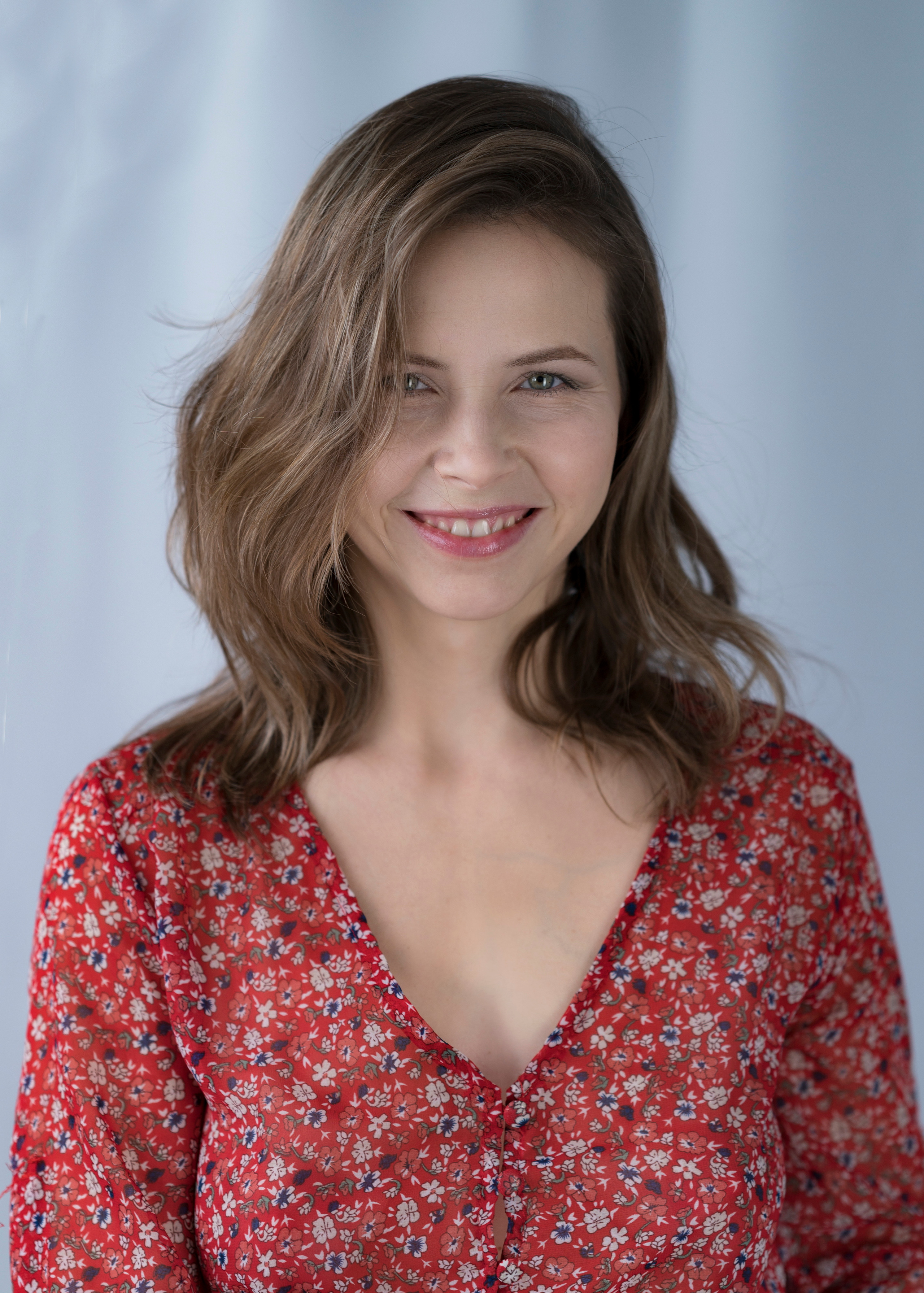 Студийная съёмка девушки в красном платье