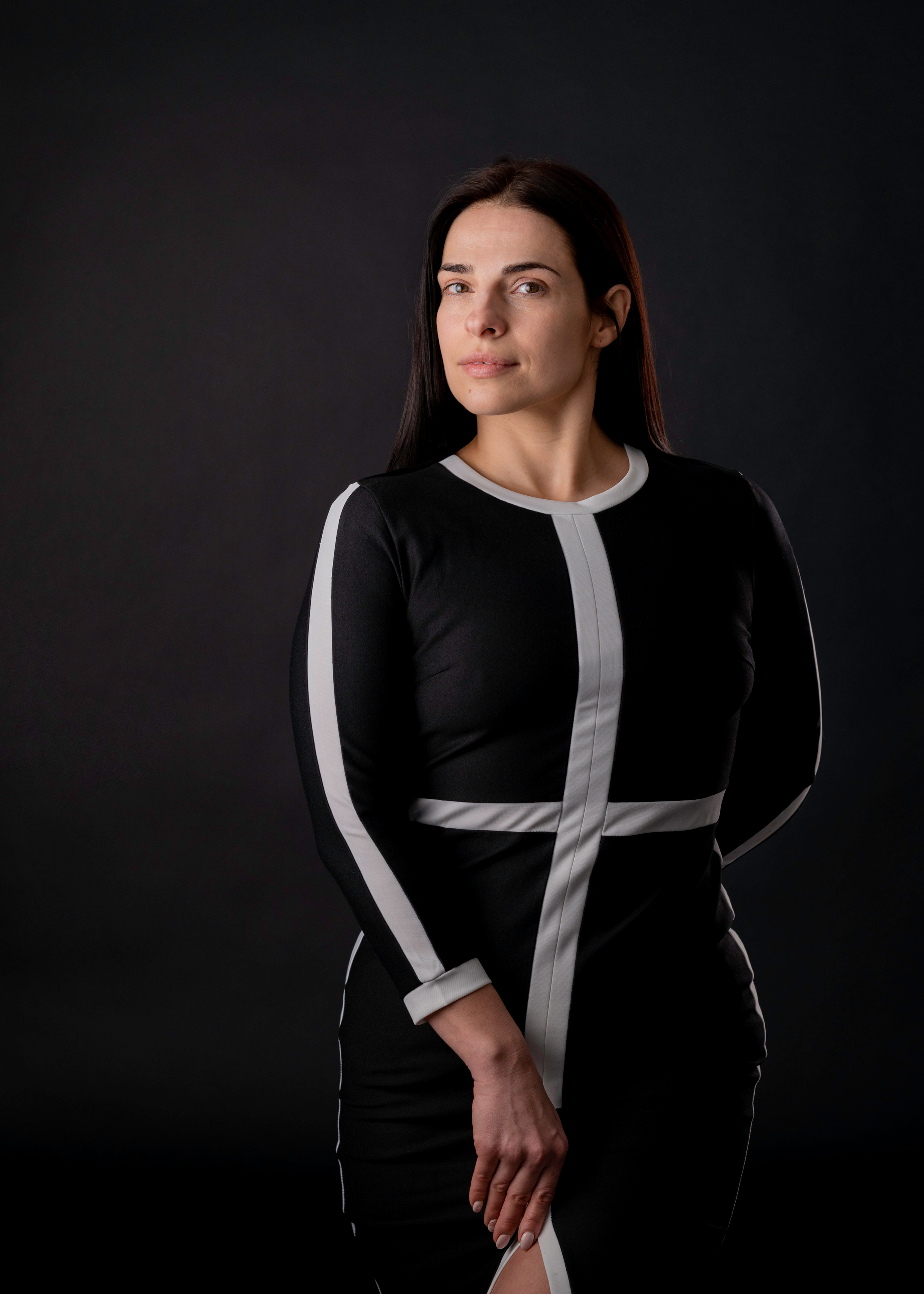 Фотосессия девушки в чёрном в студии