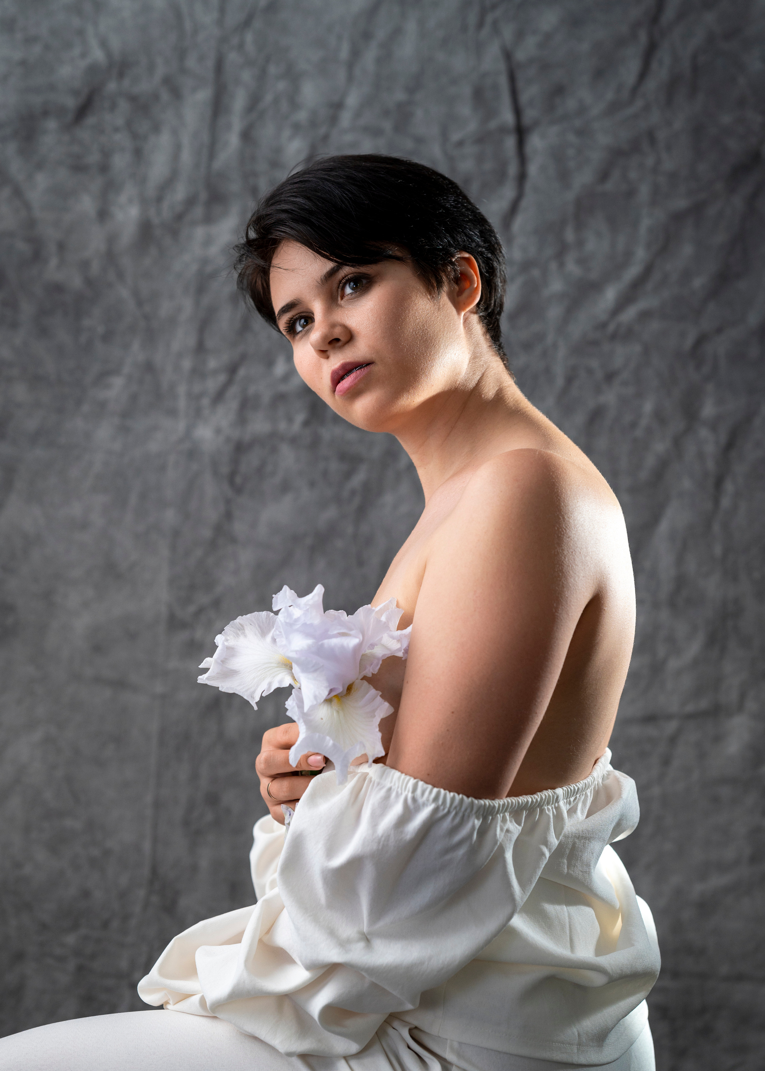 Фотосессия девушки с цветами в студии