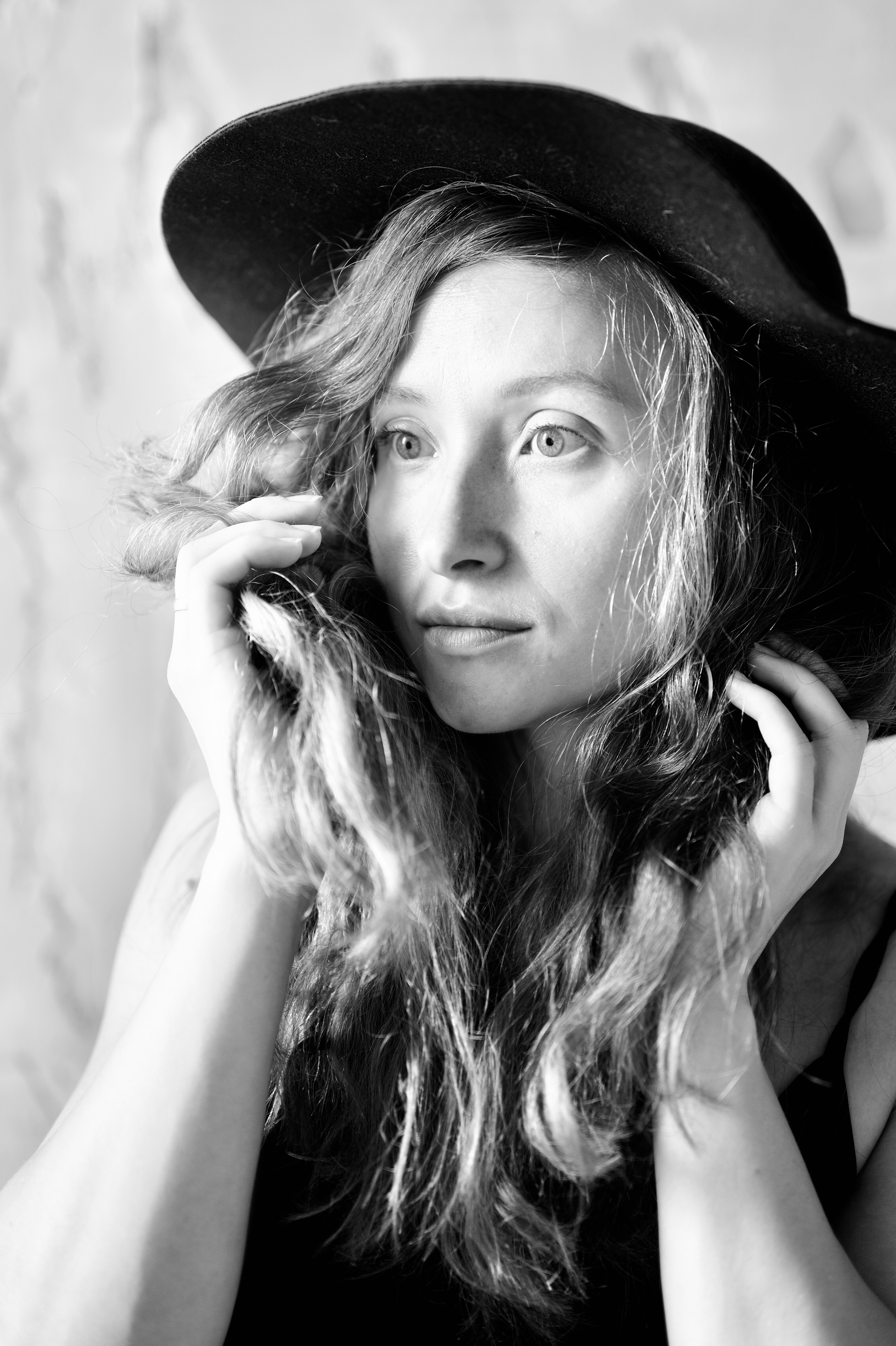 Фотосессия девушки с длинными волосами в студии