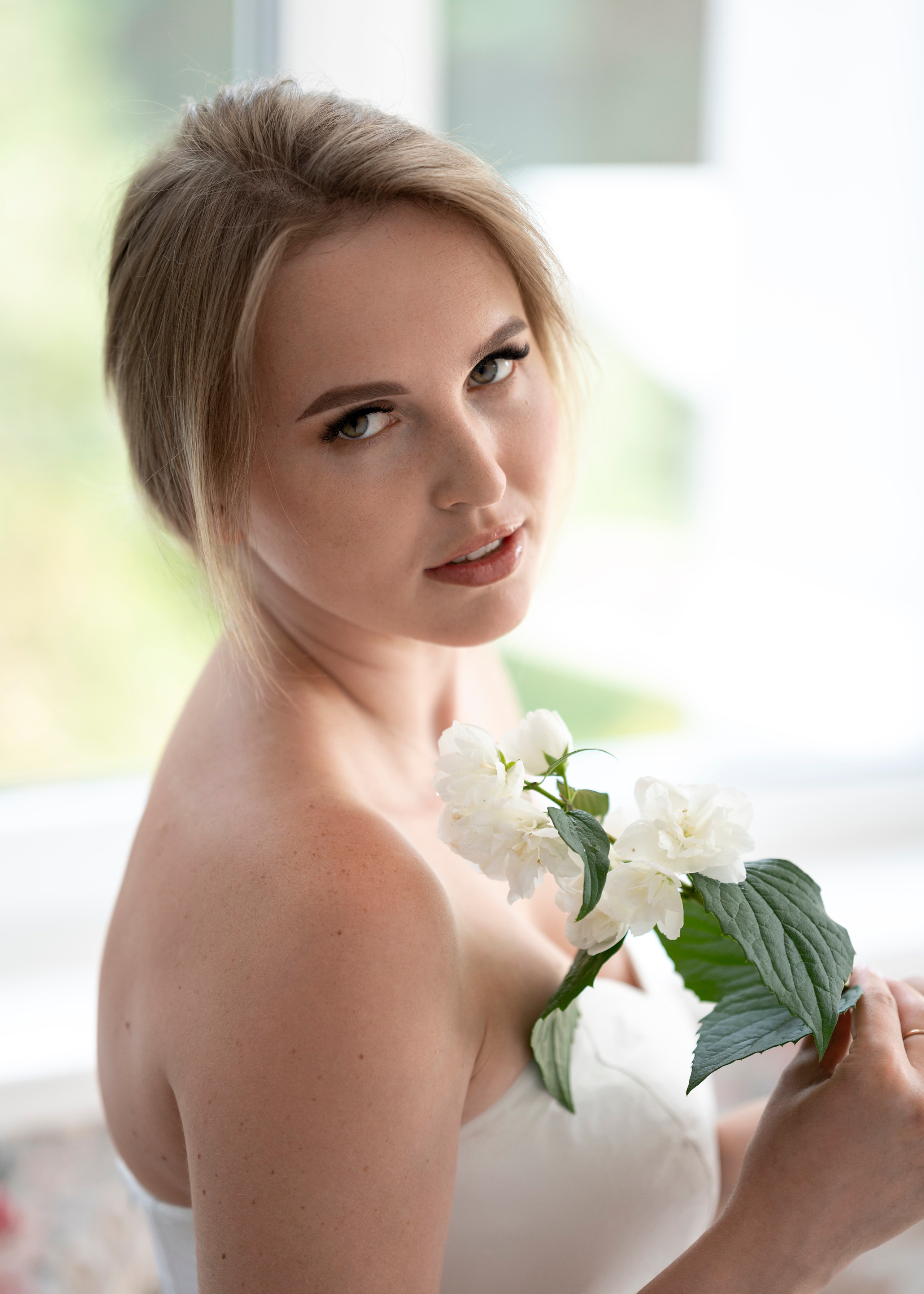 Студийная съёмка девушки с цветами